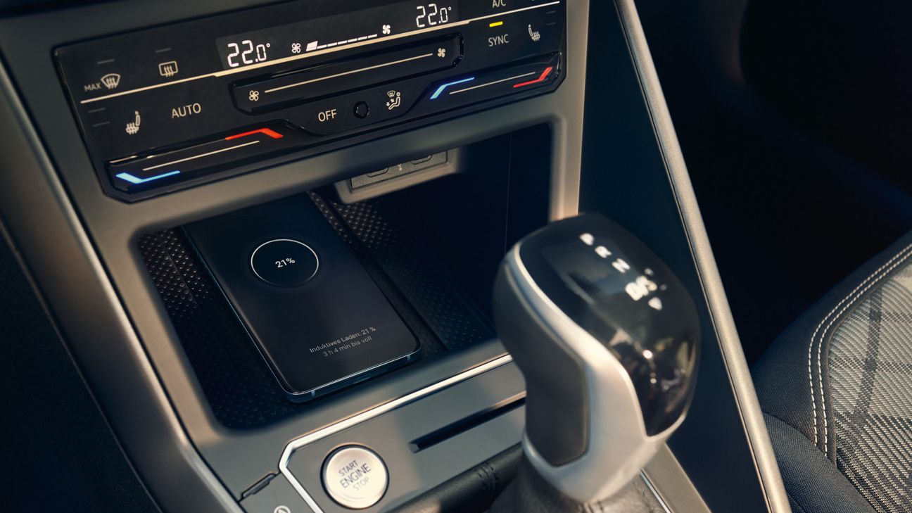 Detailaufnahme des Interieurs des VW Polo R-Line mit Klimaanlage und induktiver Ladefläche. 