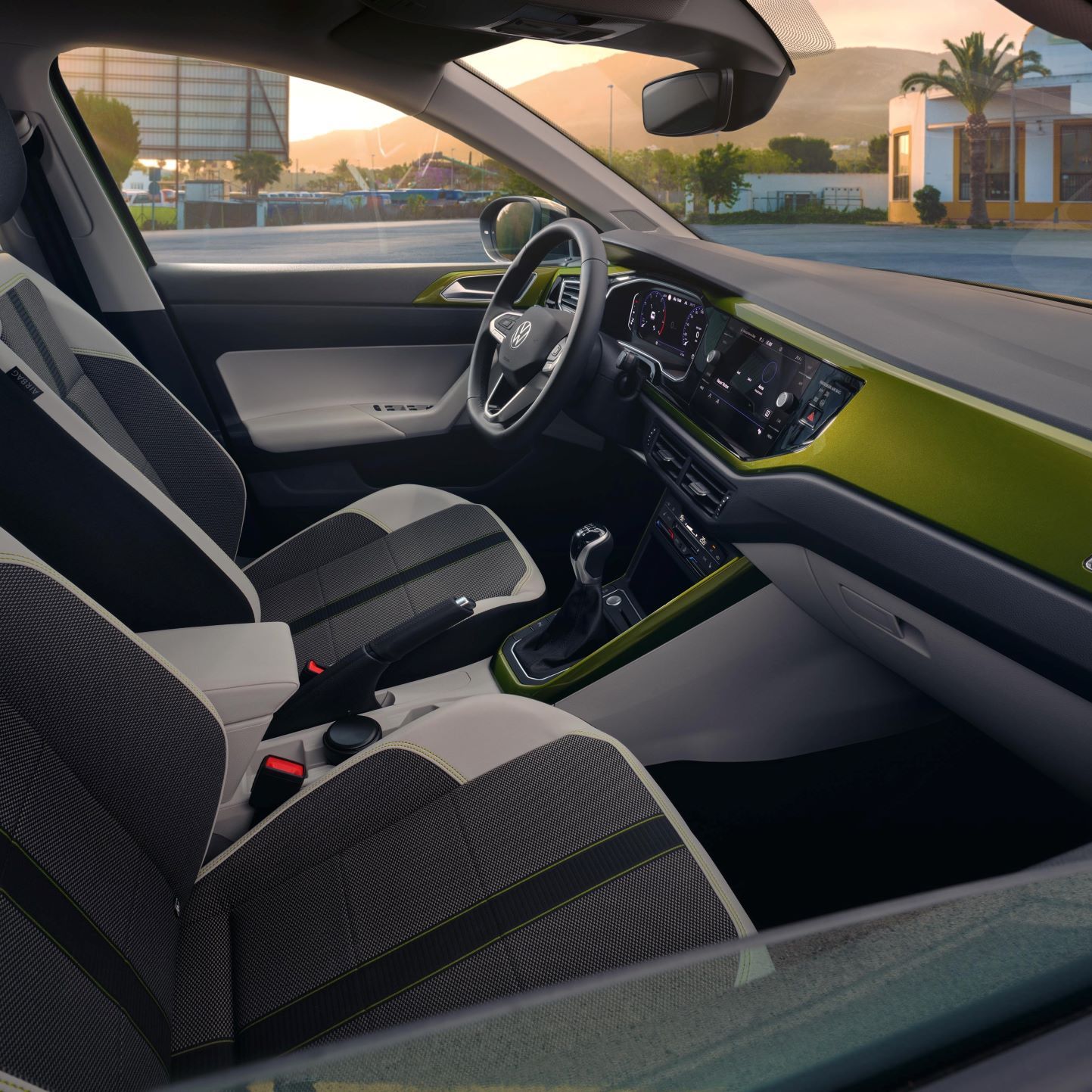 Interieur vom Taigo mit grüner Ausstattung aus Sicht von der Außenseite des Beifahrerfensters.