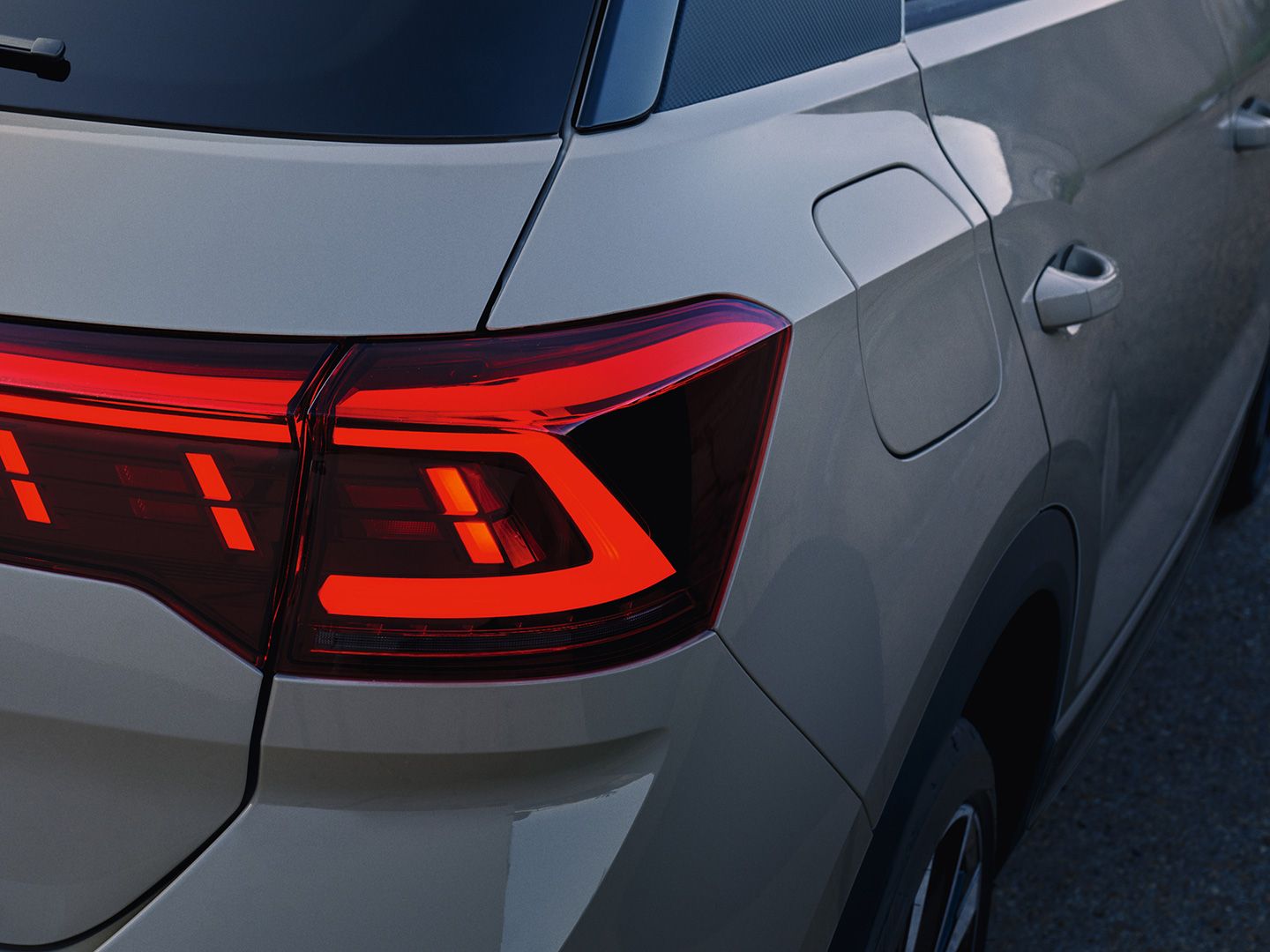 Detail der rechten Heckleuchte eines weißen VW T-Roc 
