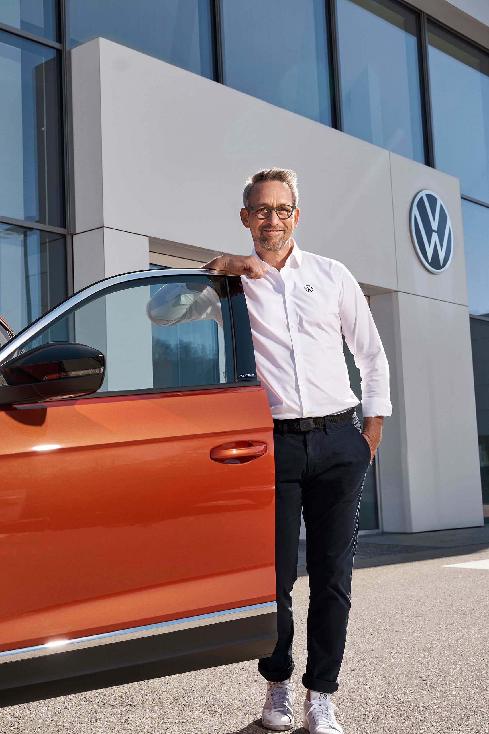 Eine Volkswagen Partnerin steht vor einem ID.3