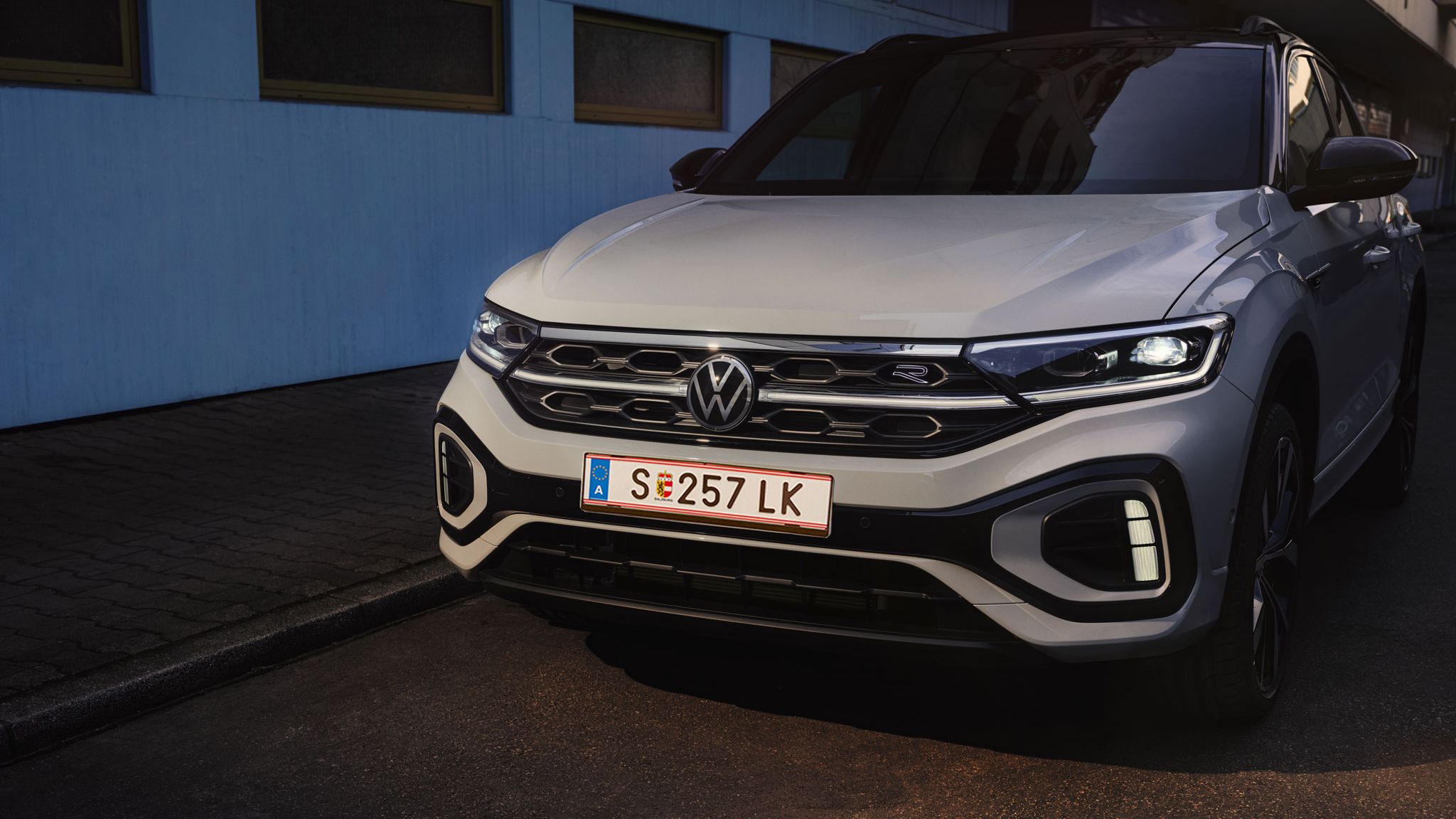 Seitliche Frontansicht eines weißen VW T-Roc