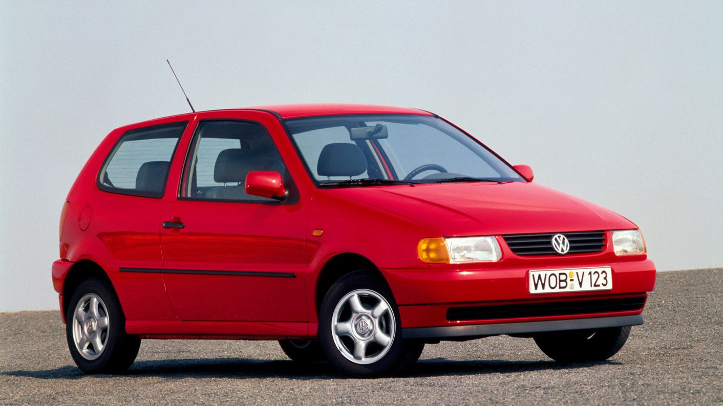 Roter Polo dritte Generation steht geparkt in Seitenansicht.