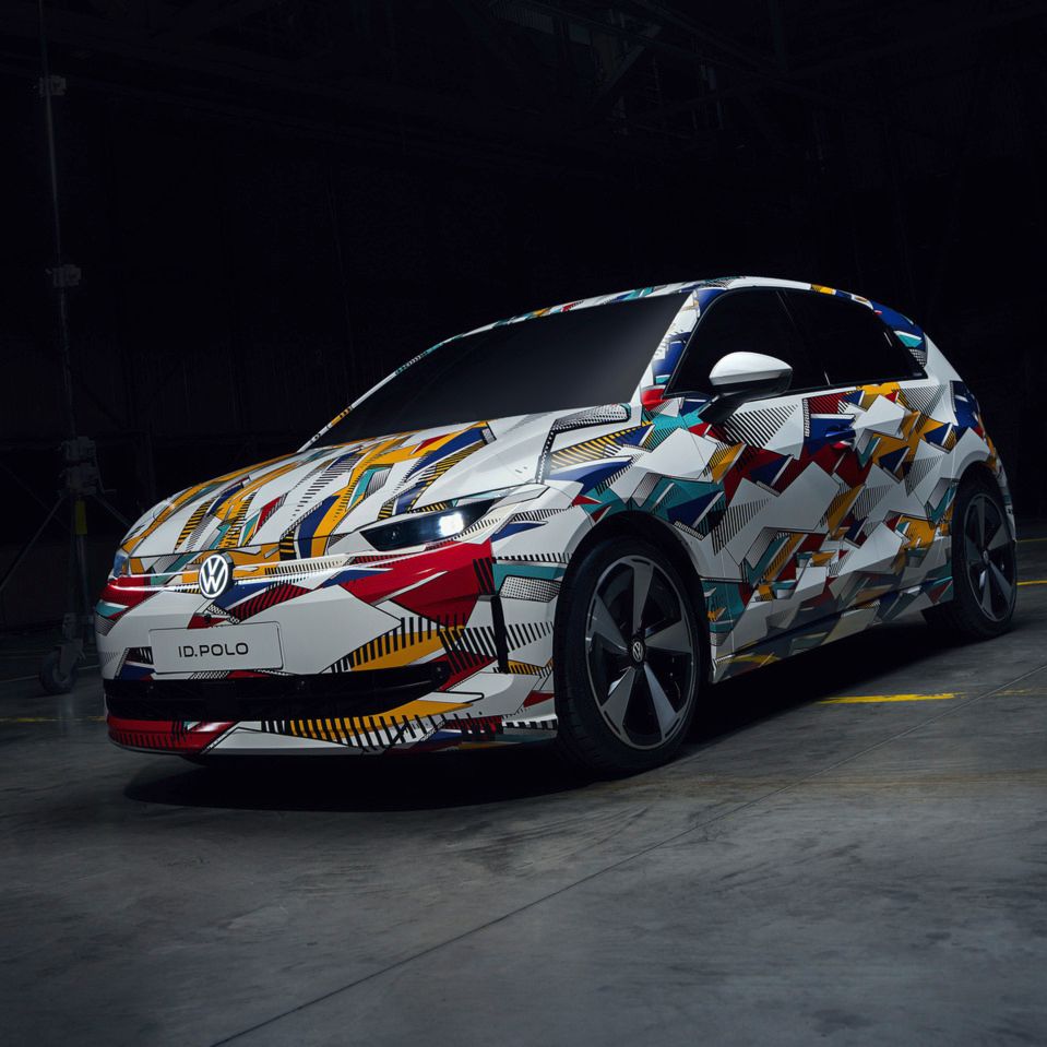 Frontansicht des neuen bunt folierten VW ID. Polo 