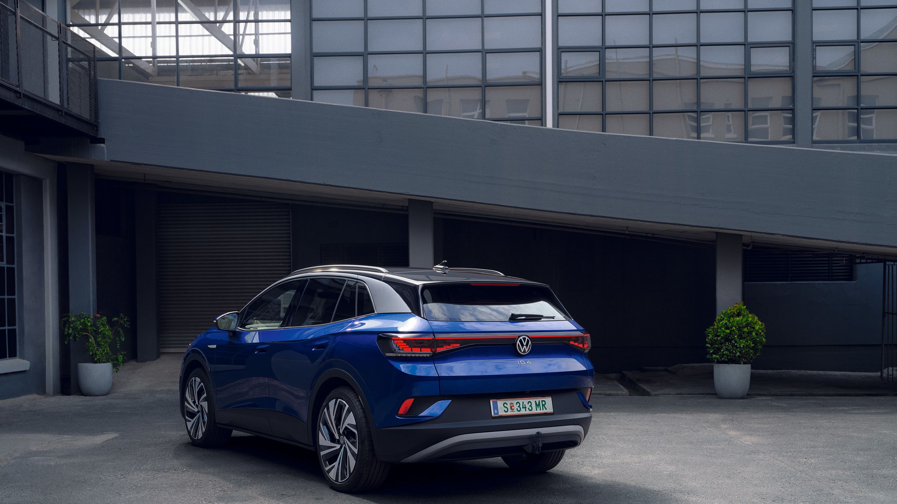 VW ID.4 përpara një peizazhi malor