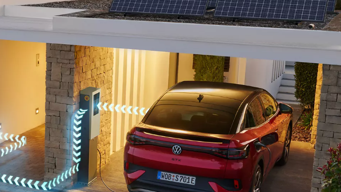 VW digitales Bordbuch-Frau sitzt in T-Cross und bedient Smartphone