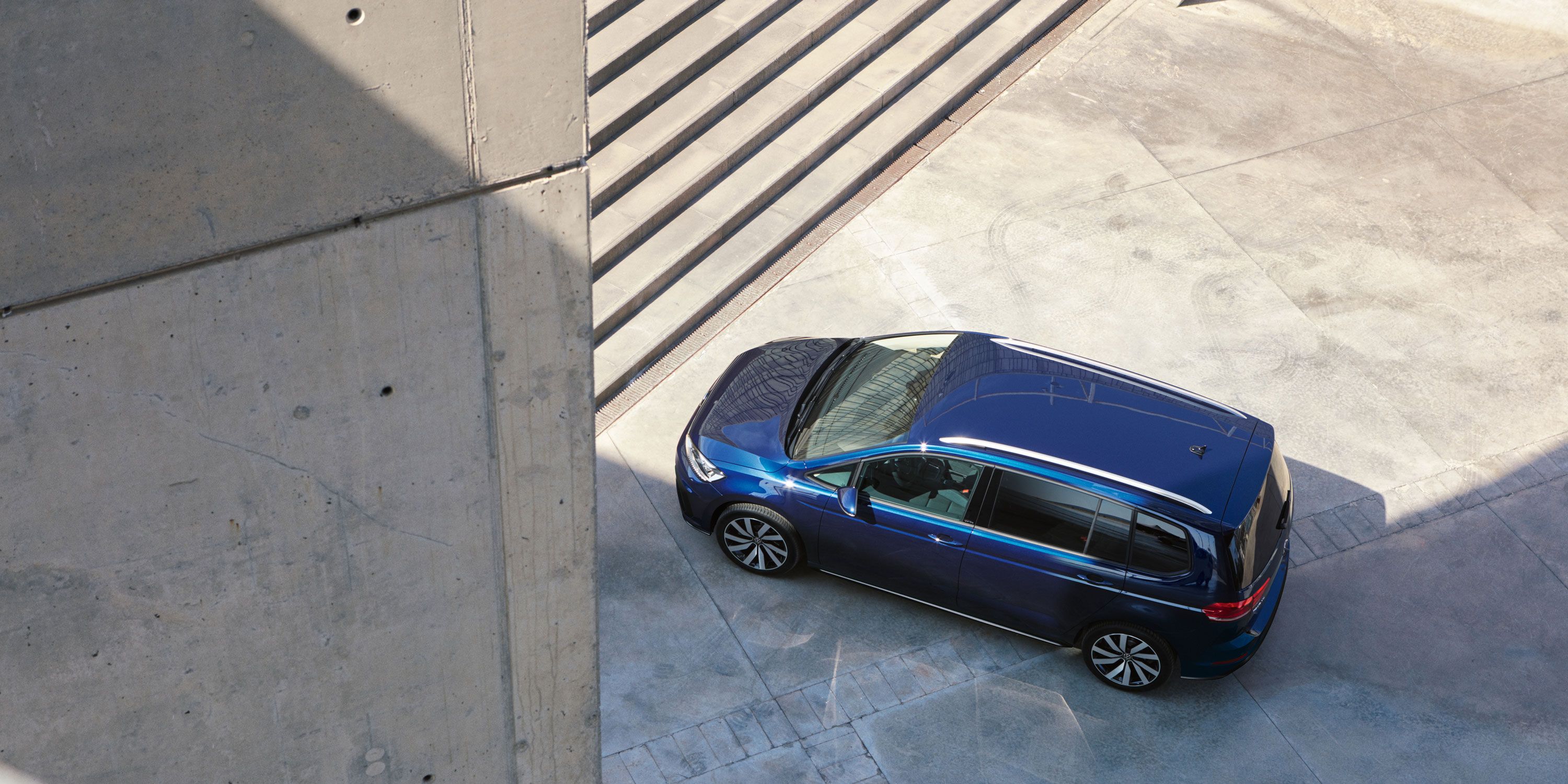 VW Touran in Atlantic Blue von schräg oben fotografiert