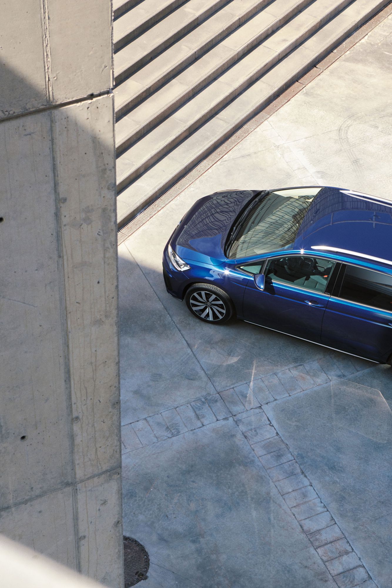 VW Touran in Atlantic Blue von schräg oben fotografiert