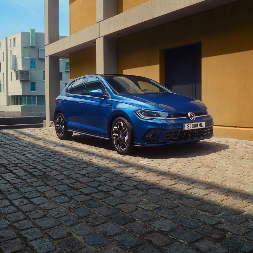  Seitliche Frontansicht des blauen VW Polo R-Line.