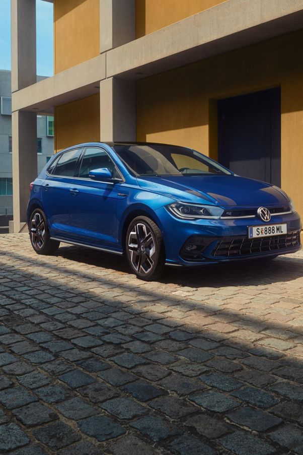  Seitliche Frontansicht des blauen VW Polo R-Line.