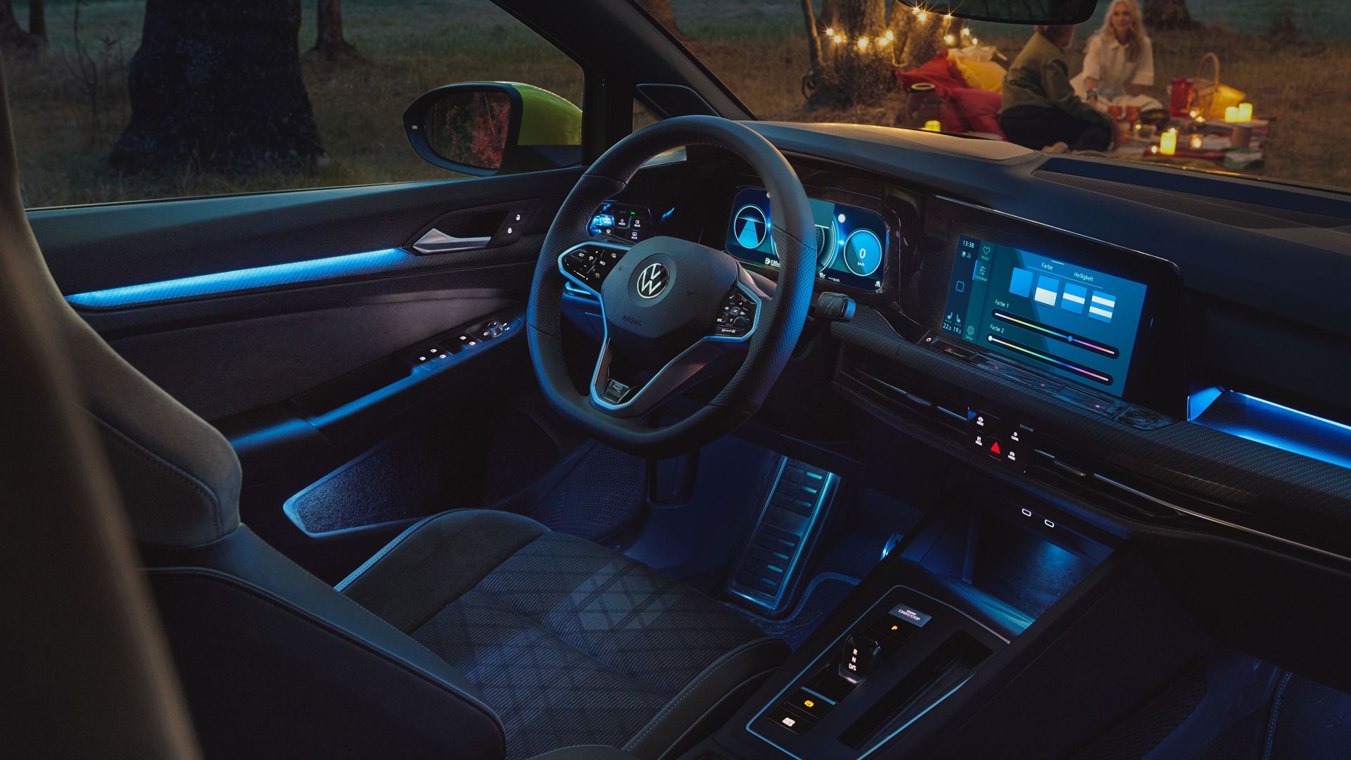 Shihet ndriçimi i ambientit tek VW Golf i ri