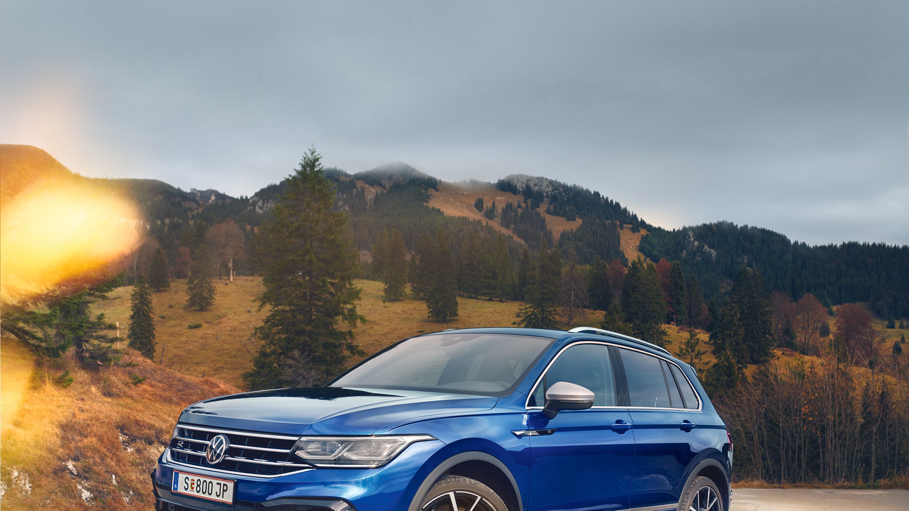 Der neue Volkswagen Tiguan R blau vor Landschaft