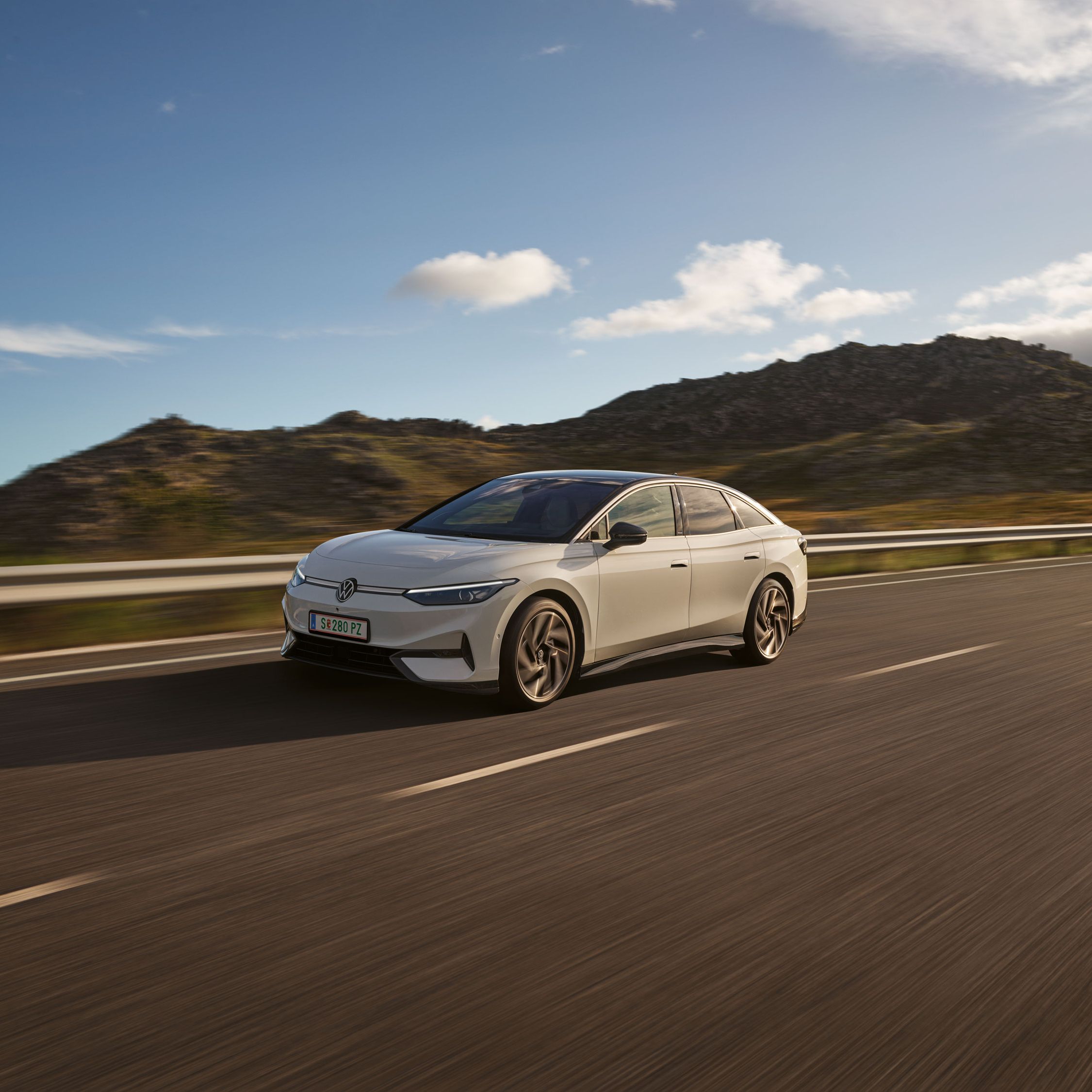 Der neue Volkswagen ID.7 in voller Fahrt