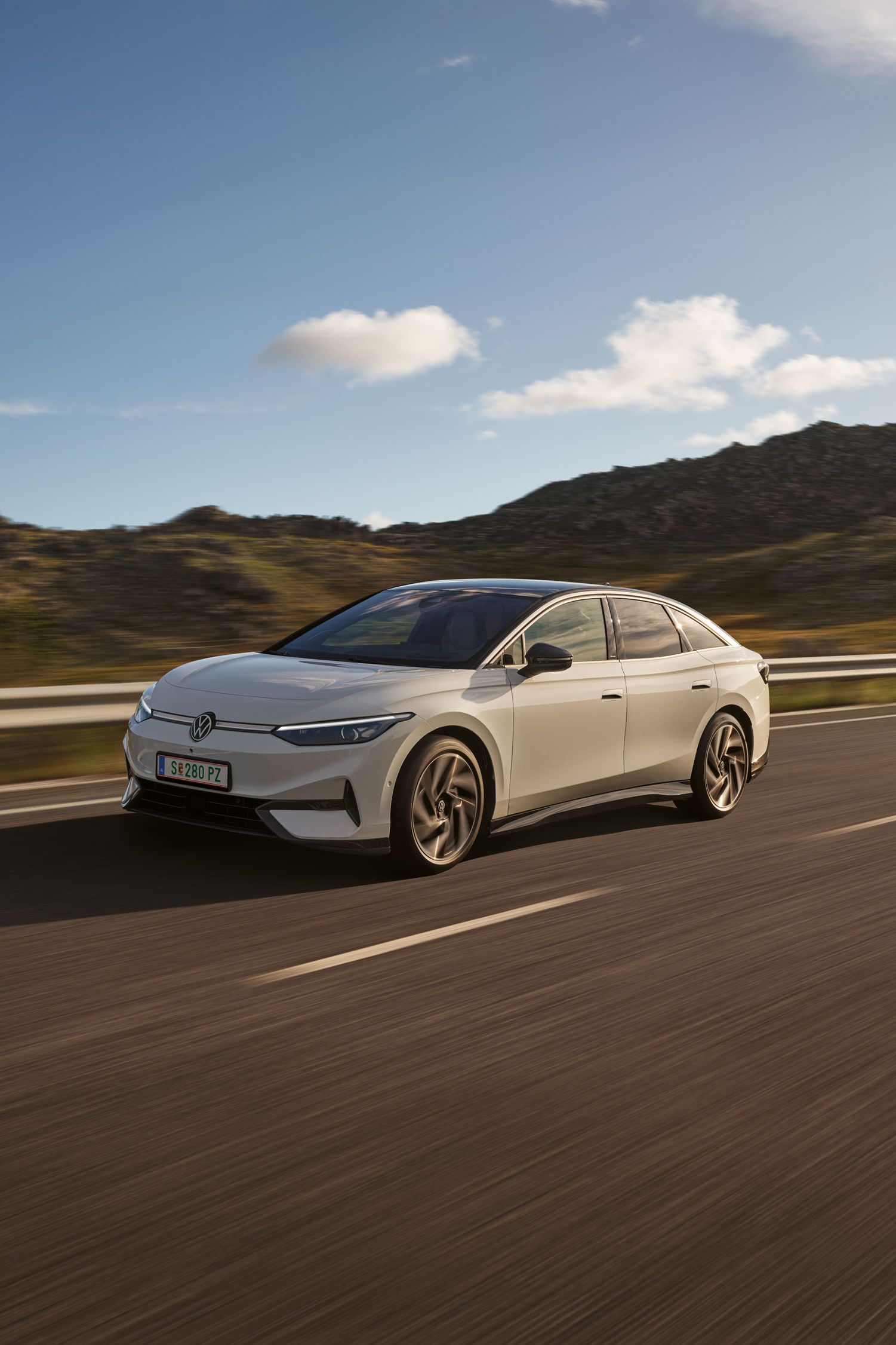 Der neue Volkswagen ID.7 in voller Fahrt