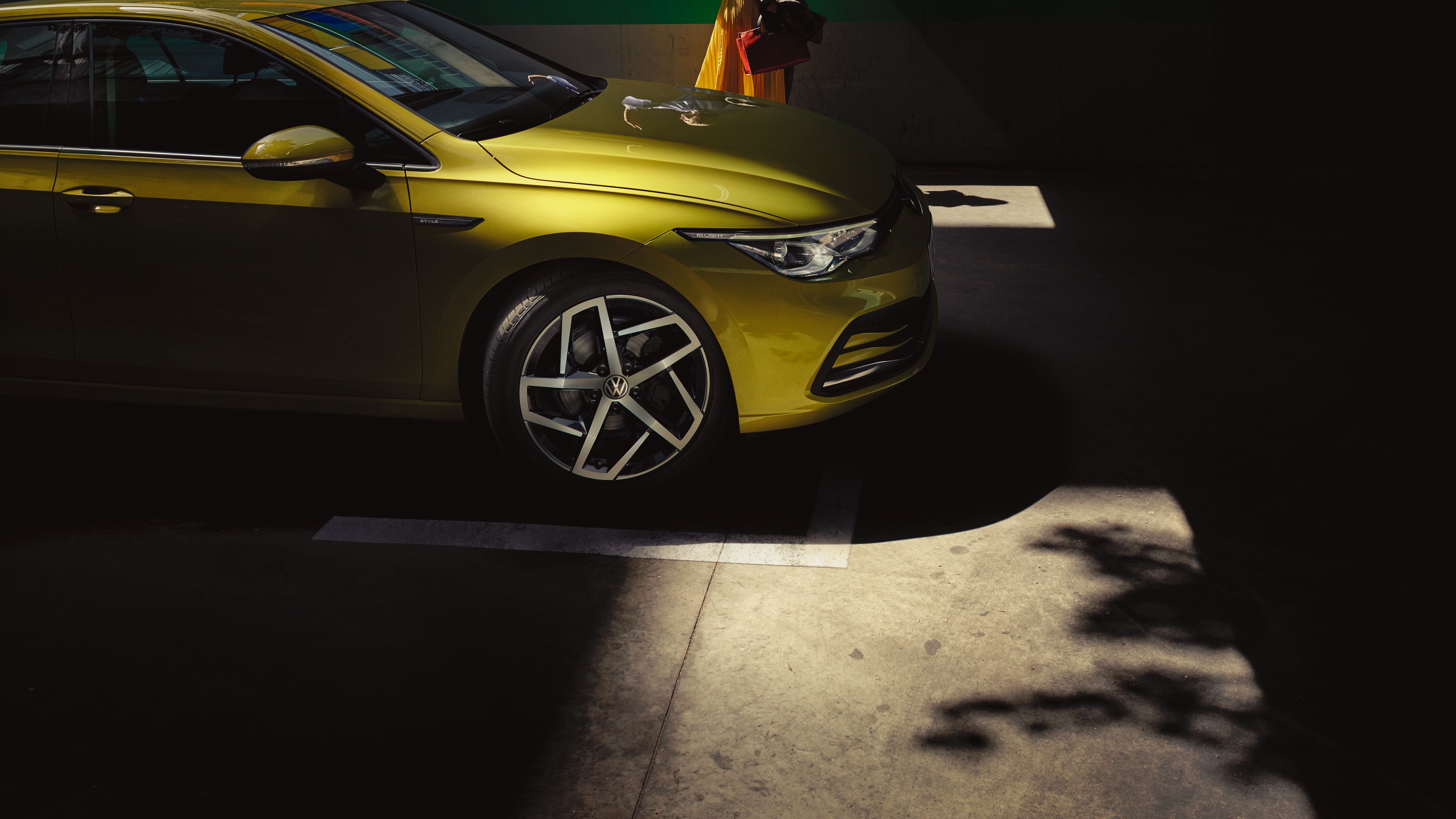 VW Golf Pamje ballore, gruaja ulet në kofano