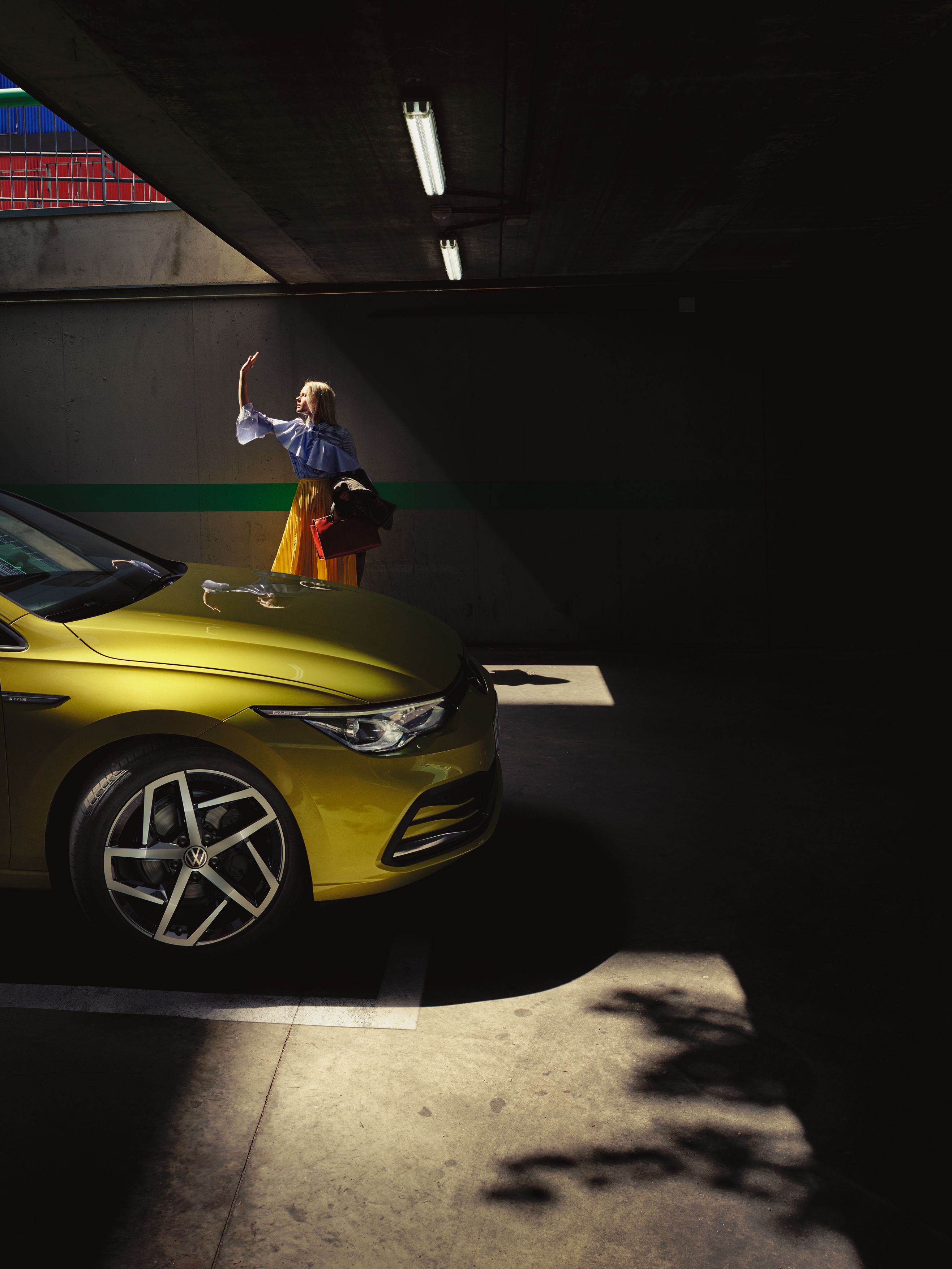 VW Golf Pamje ballore, gruaja ulet në kofano
