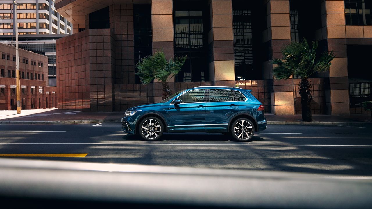 VW Tiguan Seitenansicht fährt in einer Stadt