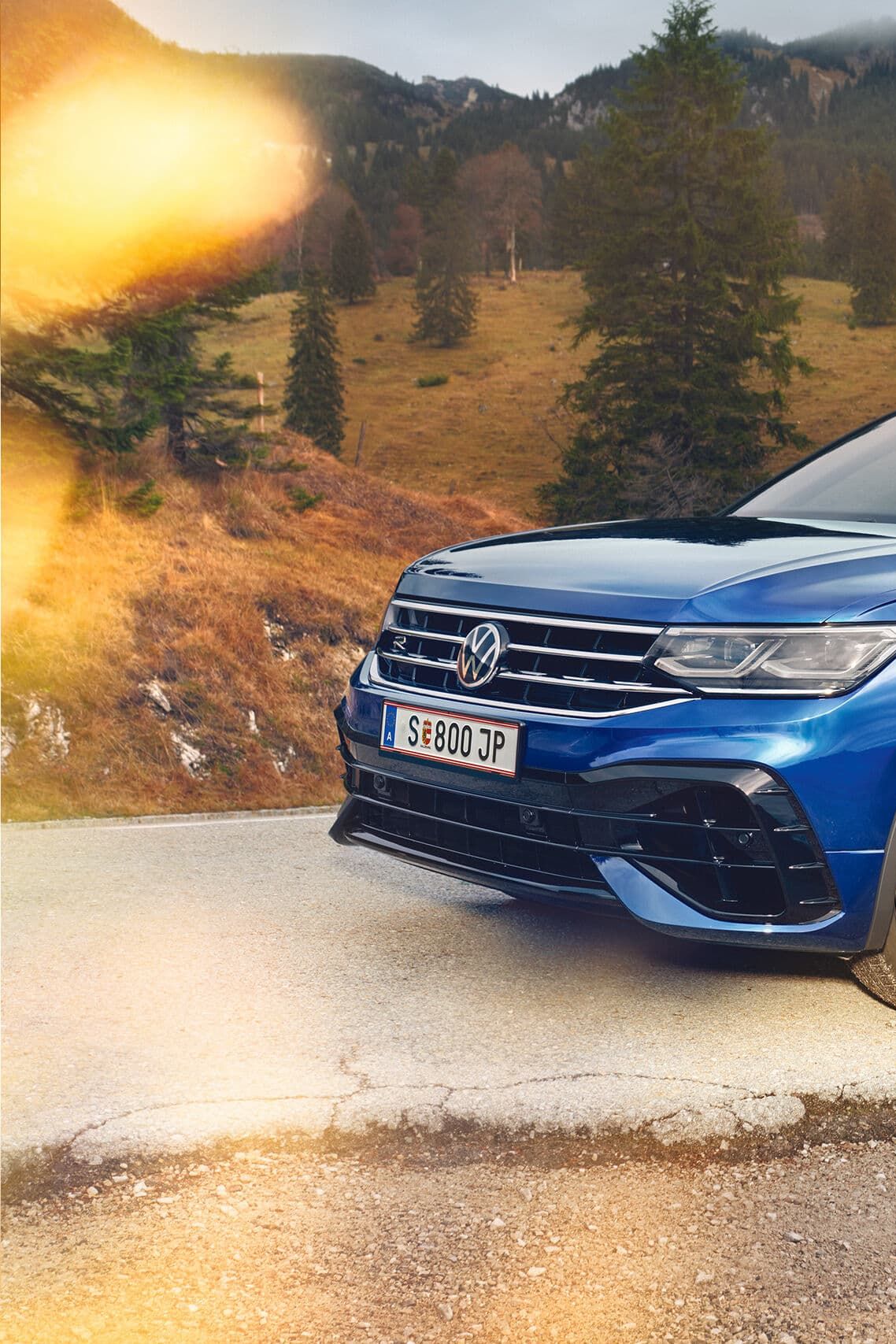 VW SUV Tiguan R in blau seitlich vor Berglandschaft
