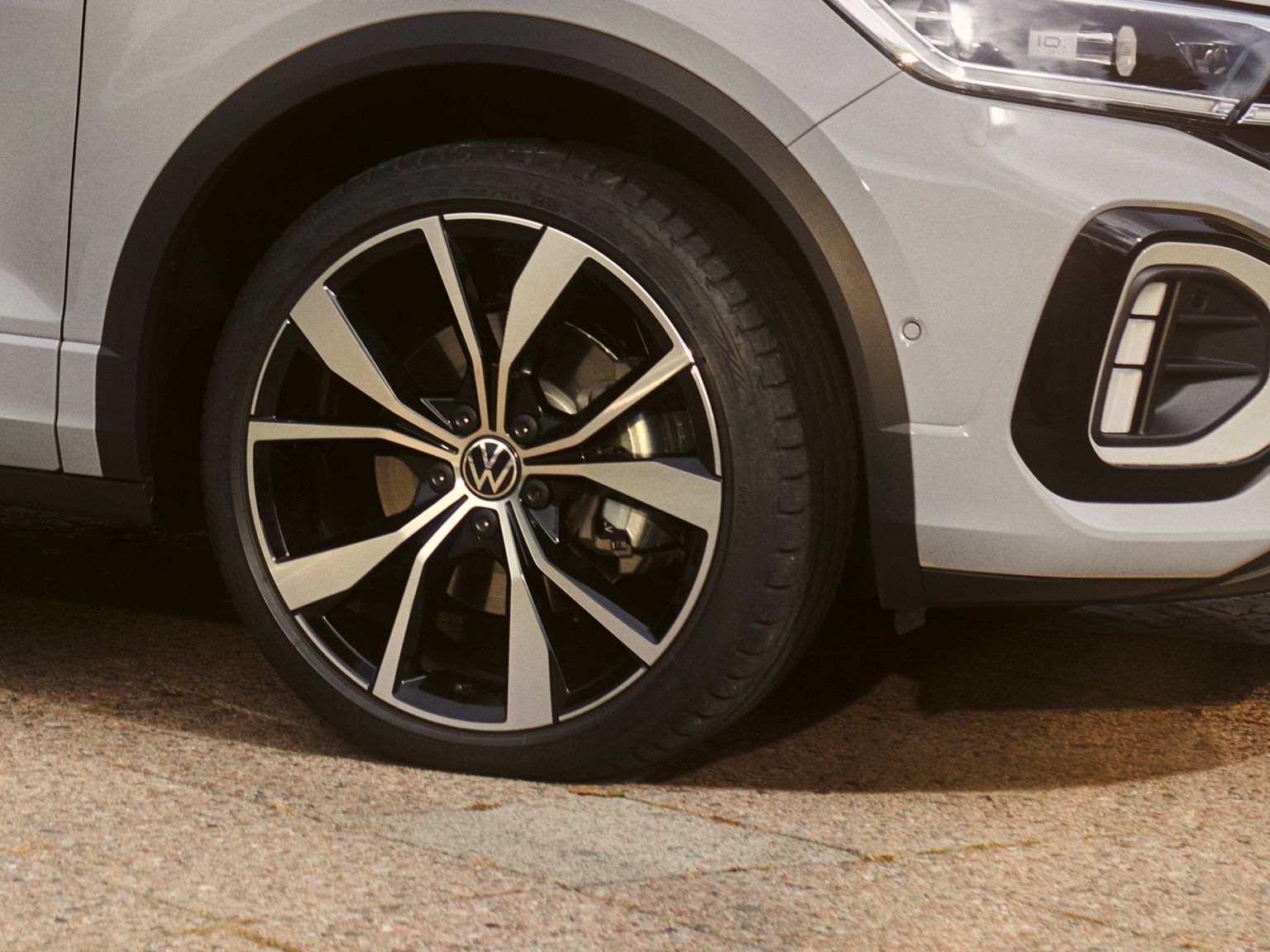 VW T-Roc in Weiß, Detailansicht der Felge Misano in Schwarz / glanzgedreht