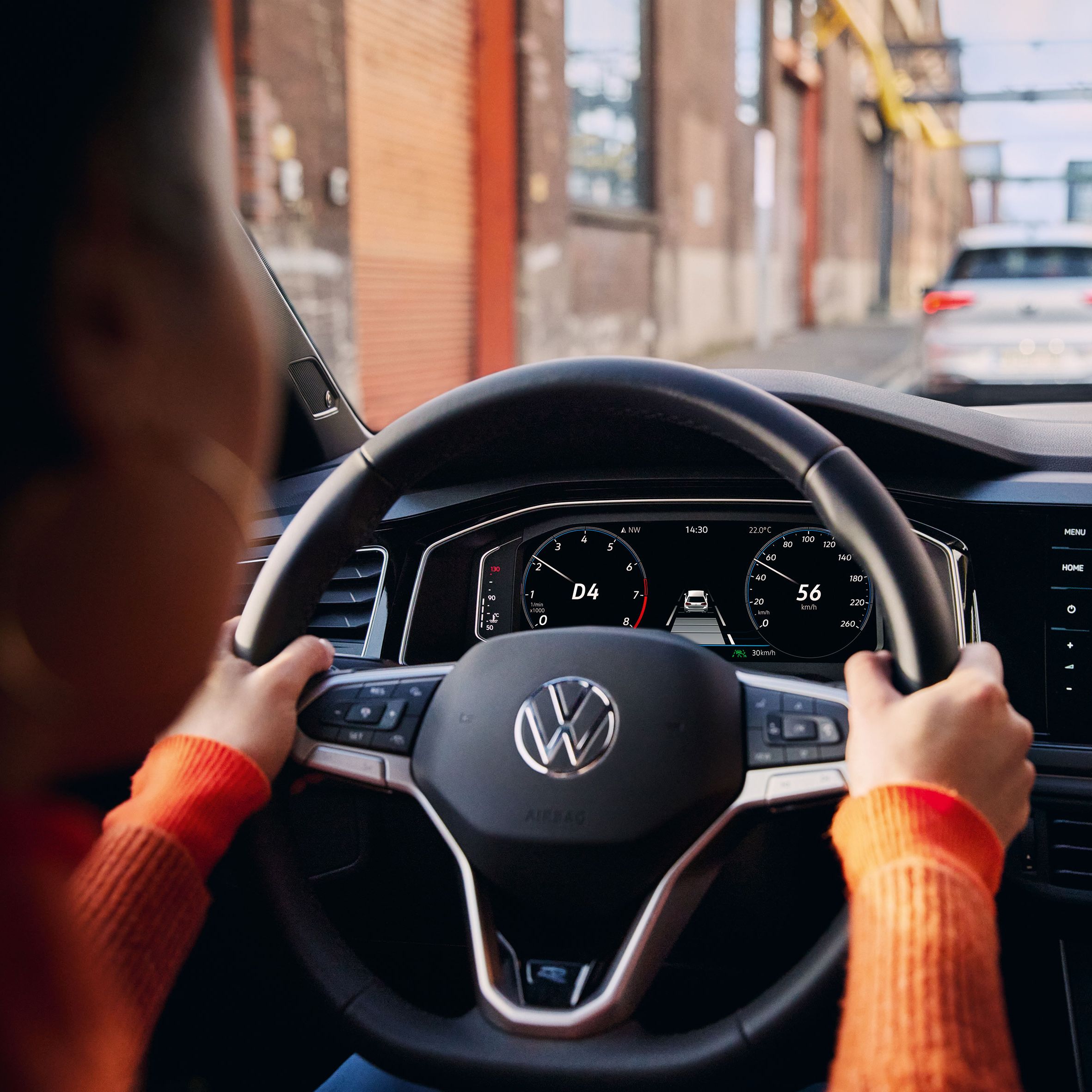 Frau fährt VW Polo mit Navigationssystem