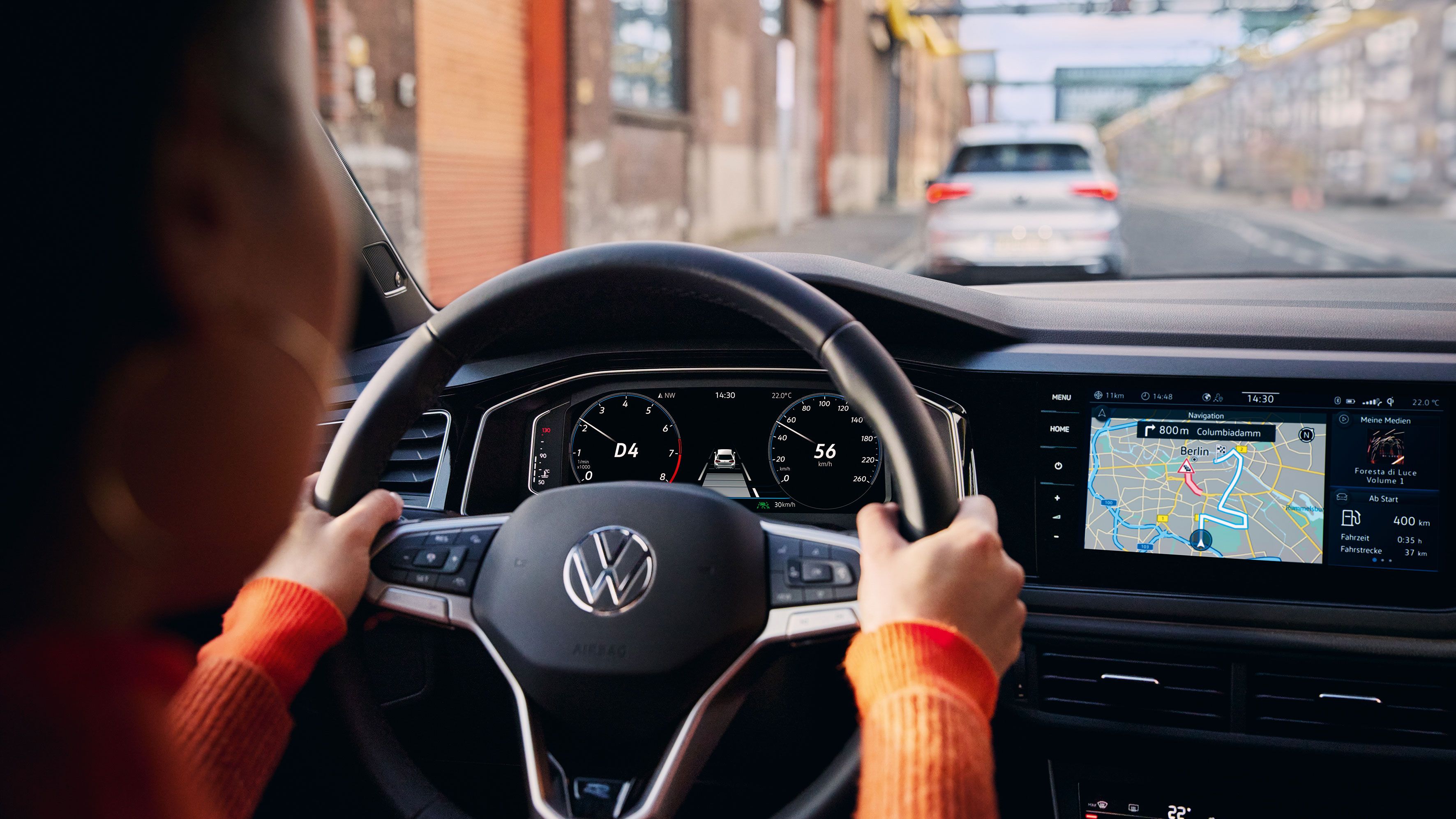 Frau fährt VW Polo mit Navigationssystem
