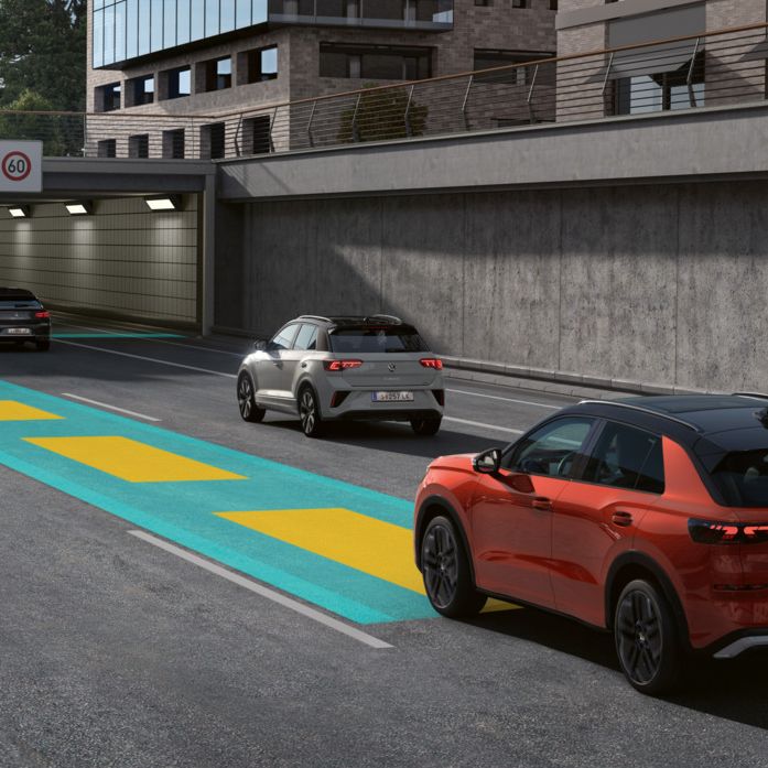 Illustration zeigt schematisch anhand eines VW T-Roc die Funktionsweise des Travel Assist.