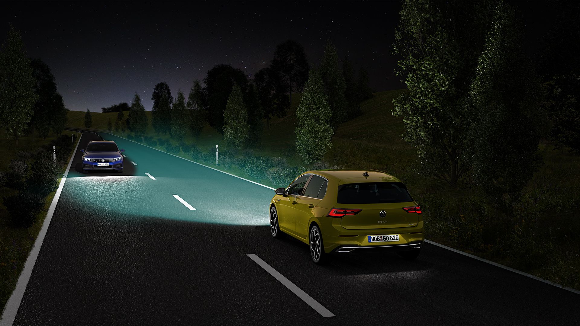 Një VW Golf në një rrugë rurale, koni i dritës reduktohet për një automjet në ardhje