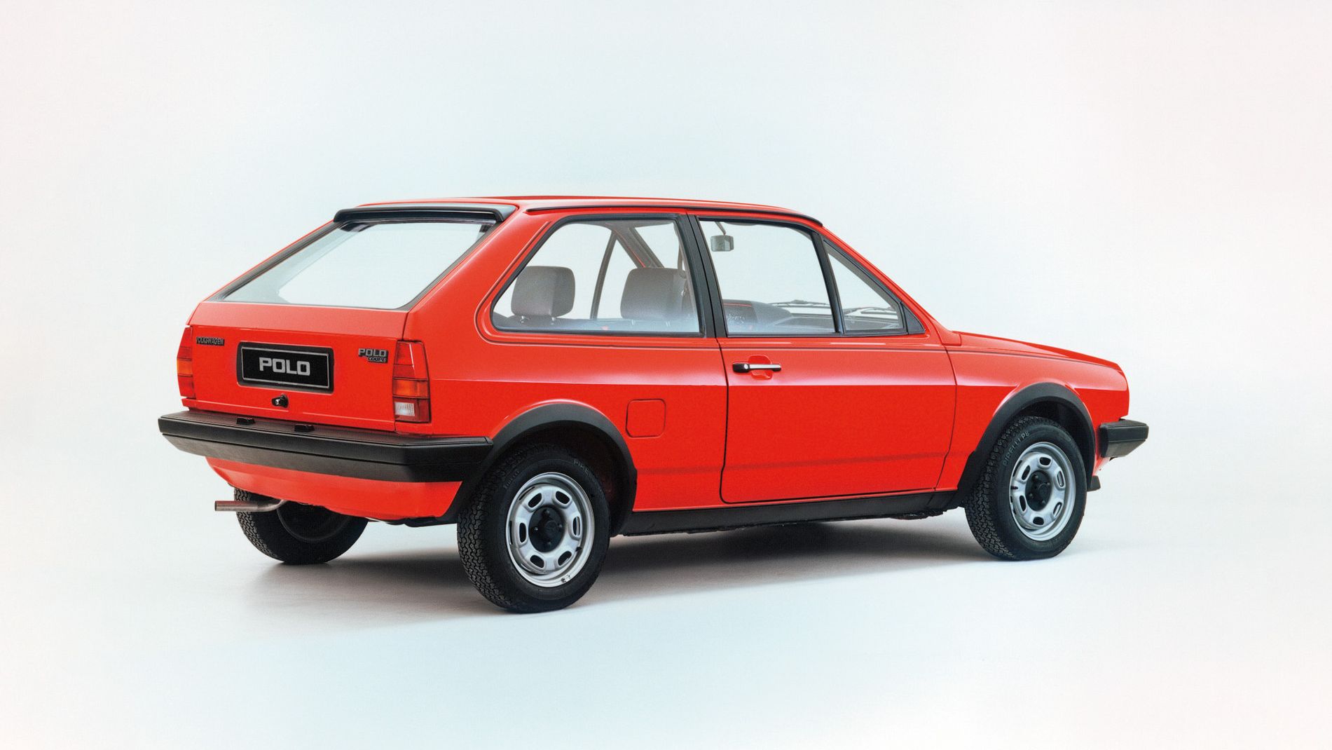 Roter Polo zweite Generation in der schrägen Heckansicht