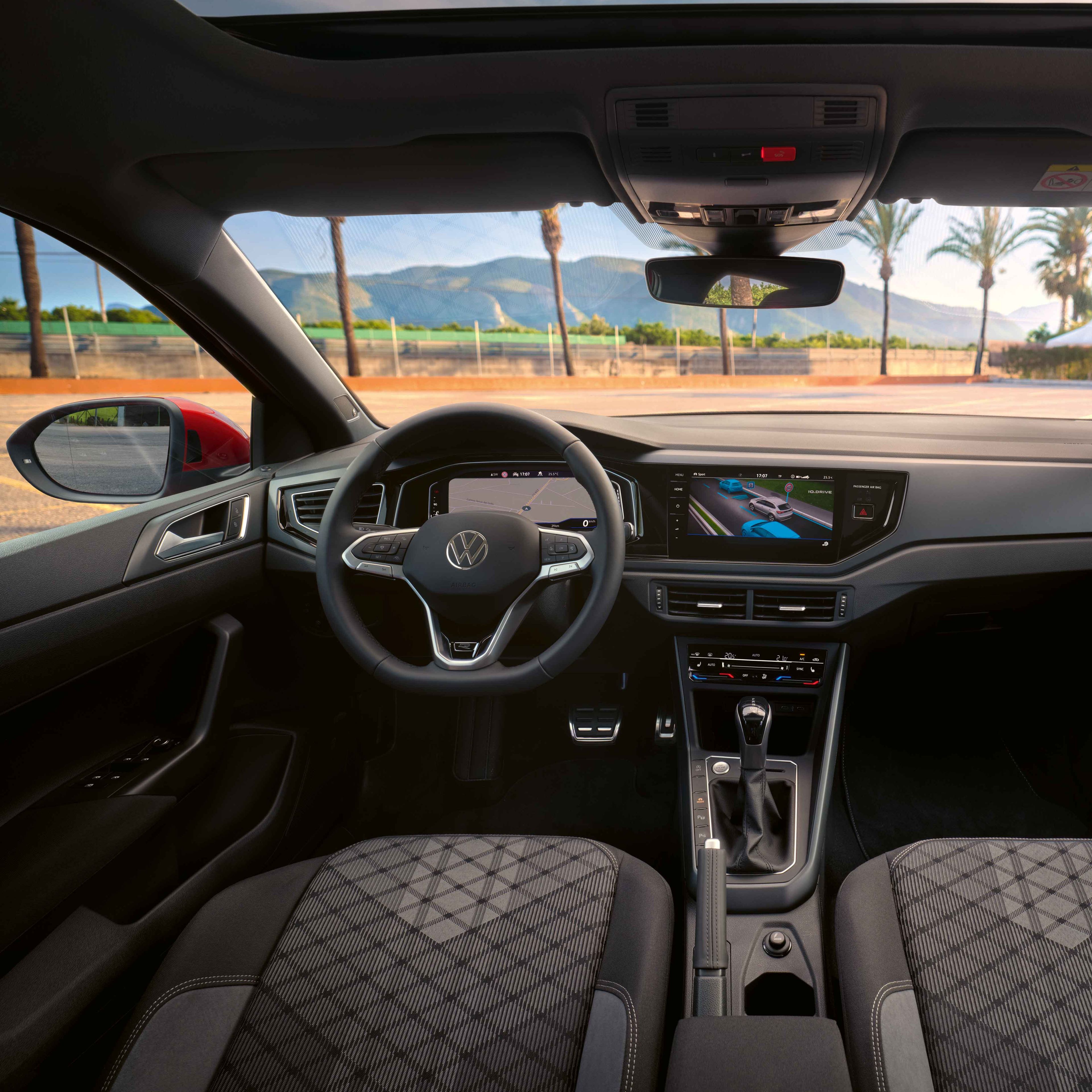 VW Taigo R-Line Interieur: Ansicht des kompletten Cockpits und der Vordersitze