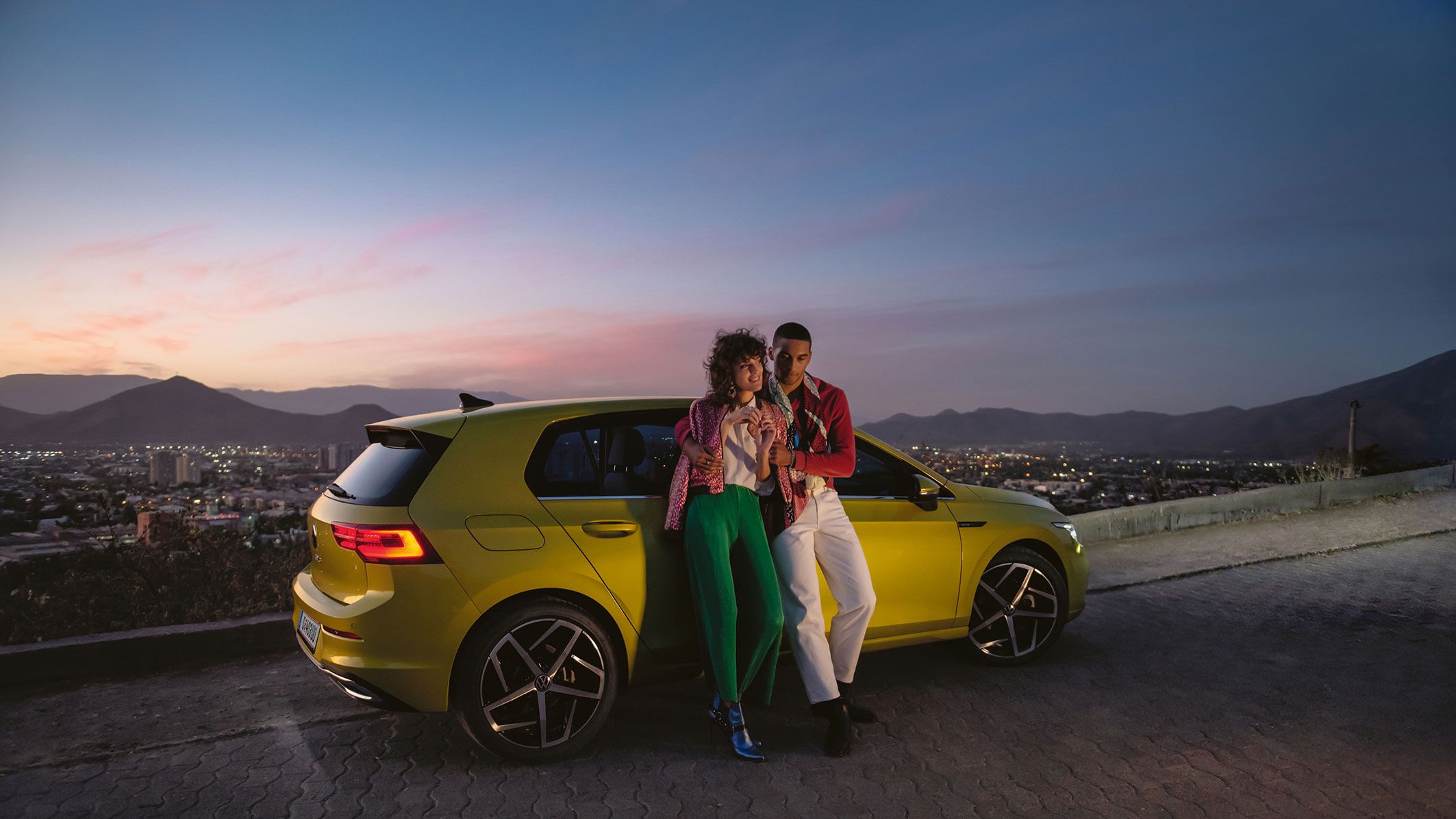 VW Golf gelb seitenansicht kurkuma