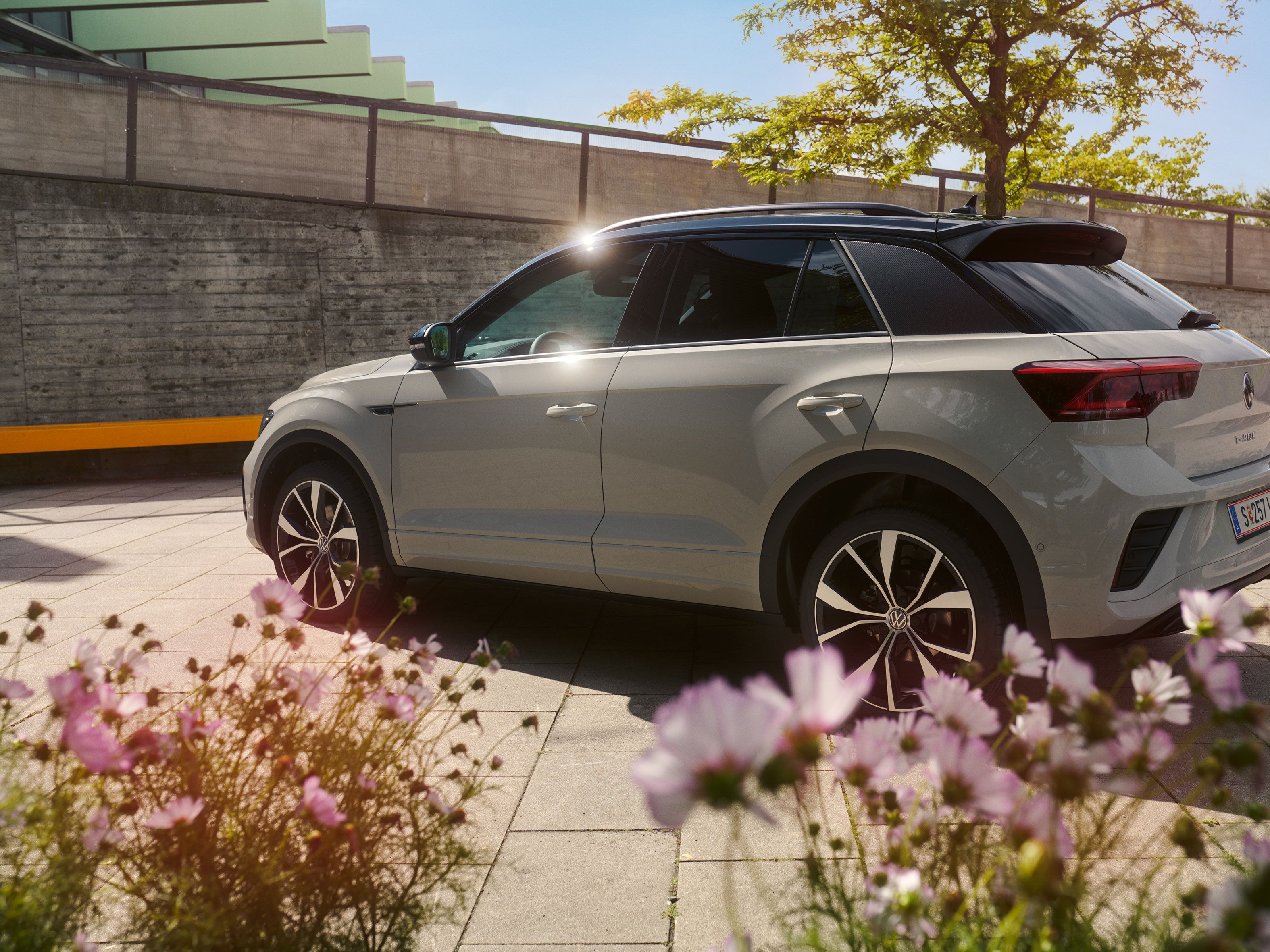 Seiten- und Heckansicht des VW T-Roc