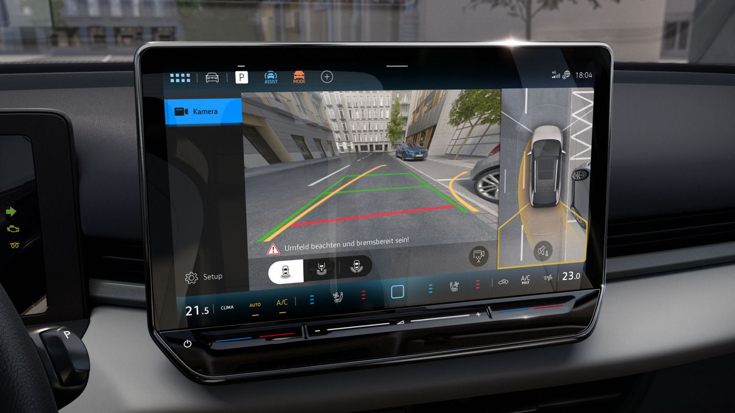 Detailansicht auf den großen Bildschirm des VW T-Roc. Auf dem Bildschirm ist die Umgebungsansicht „Area View“ sichtbar.