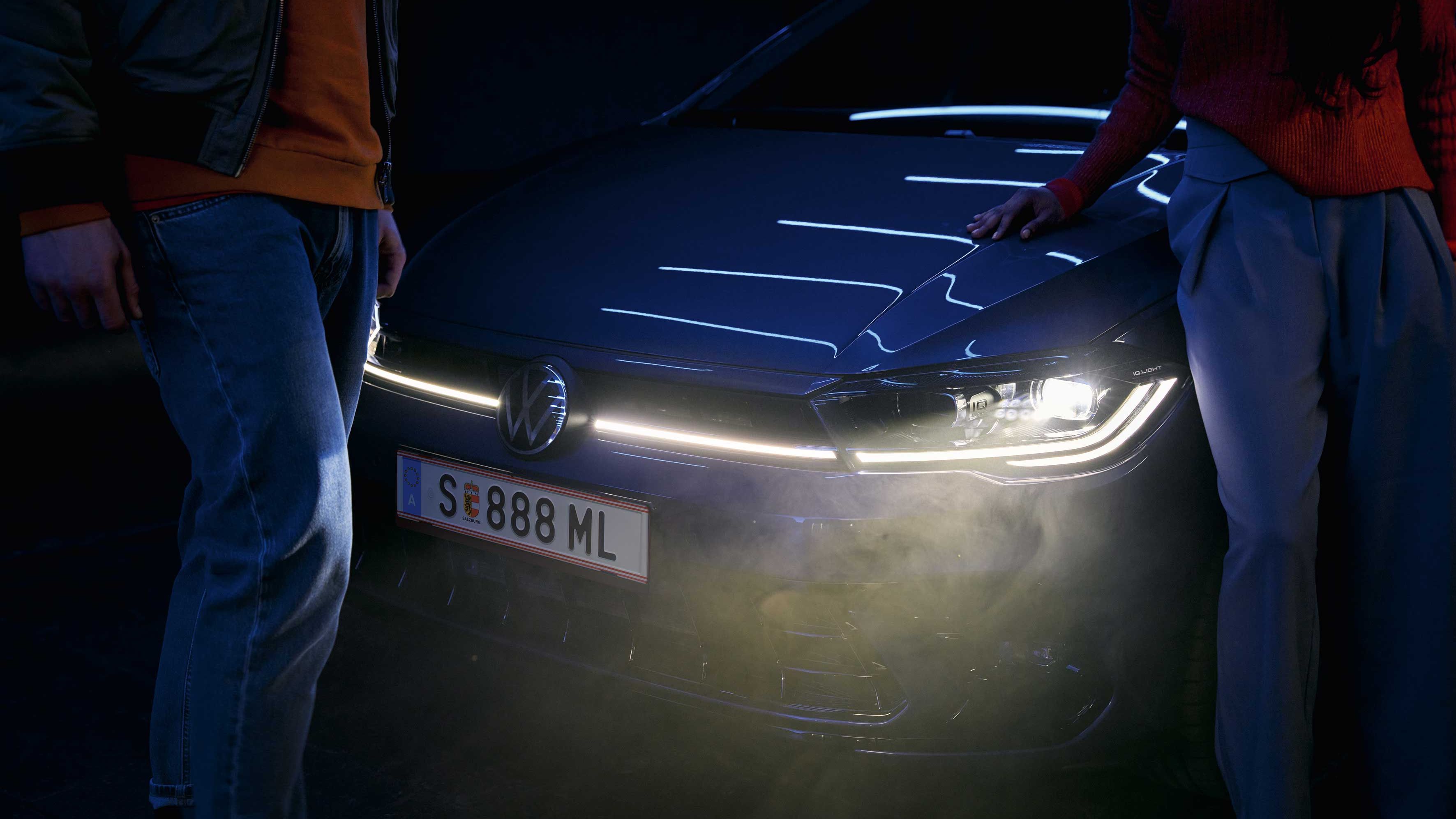 Ein VW Polo steht im Dunkeln mit aktiver Front-Lichtsignatur mit Nebel im Lichtschein.