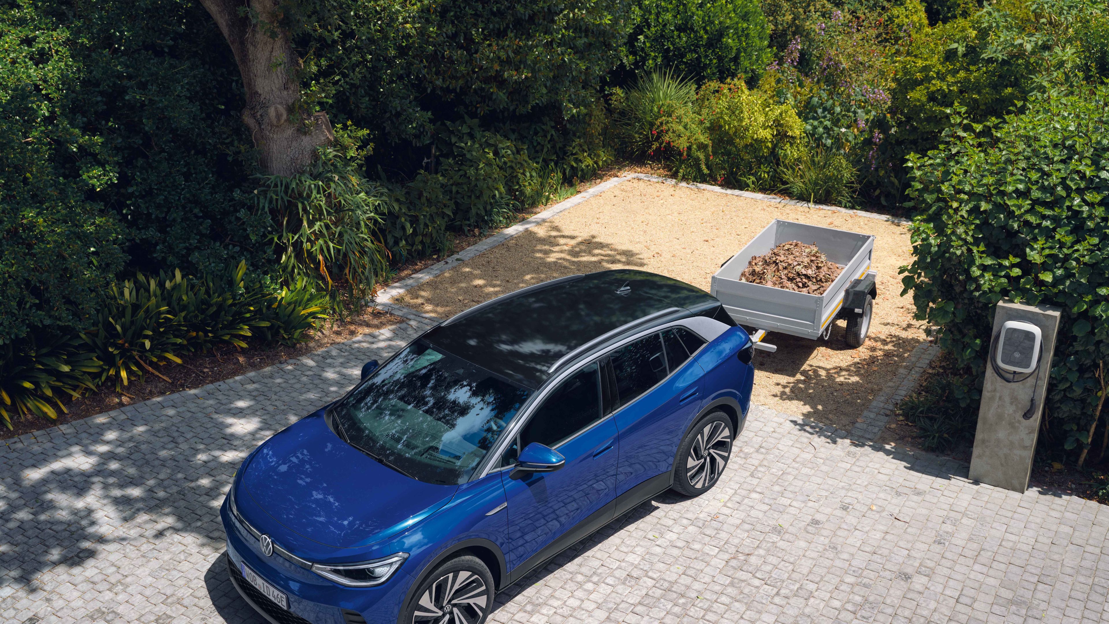 VW ID blu dhe e verdhë parkojnë pranë njëri-tjetrit