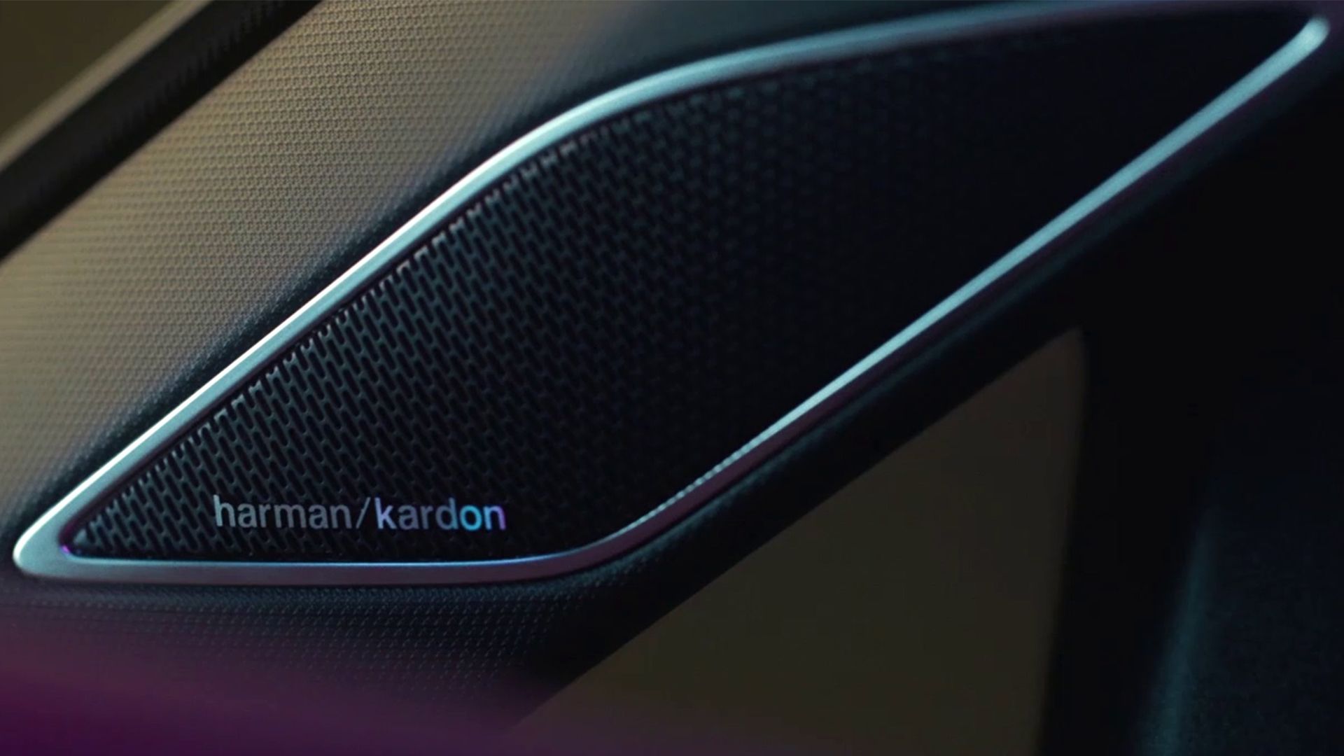 VW Golf me sistem zëri nga Harman Kardon