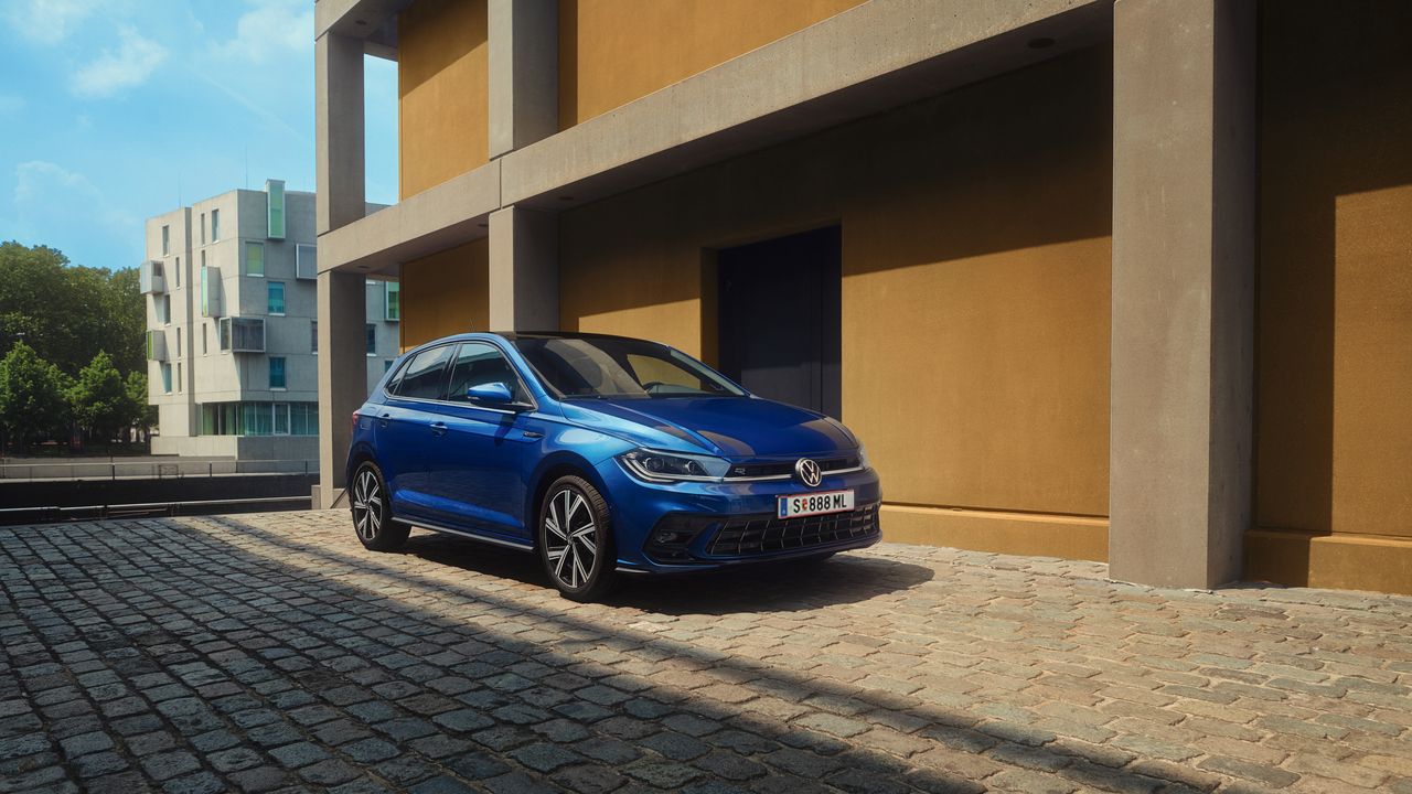 Frontansicht eines blauen VW Polo R-Line