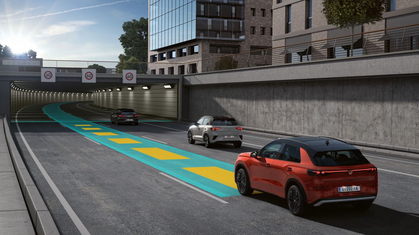 Illustration zeigt schematisch anhand eines VW T-Roc die Funktionsweise des Travel Assist.