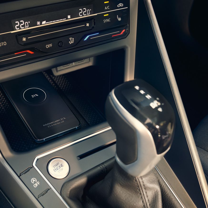 Detailaufnahme des Interieurs des VW Polo R-Line mit Klimaanlage und induktiver Ladefläche. 
