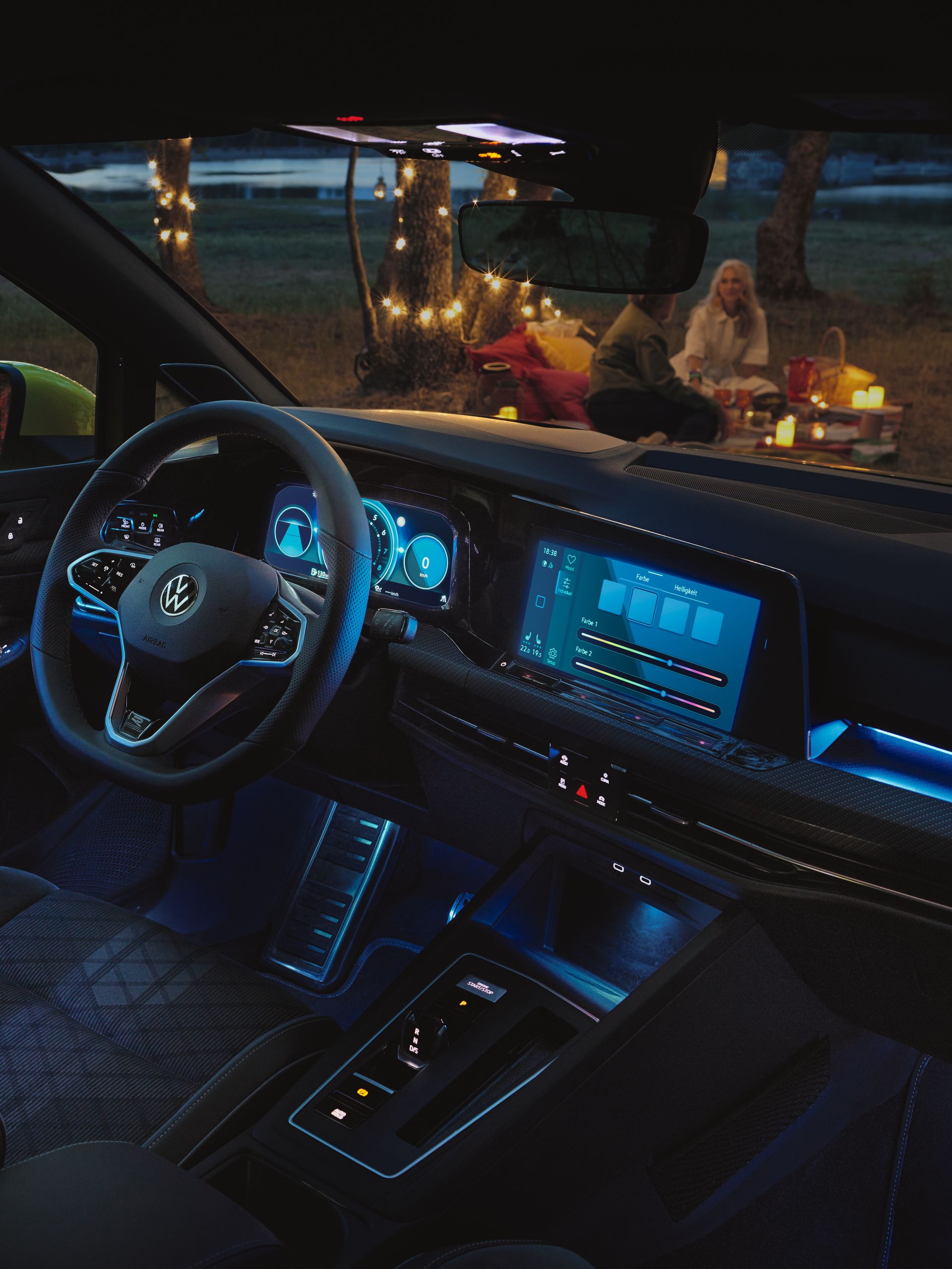VW Golf Pamje anësore, një gruaja afrohet me një buqetë lulesh