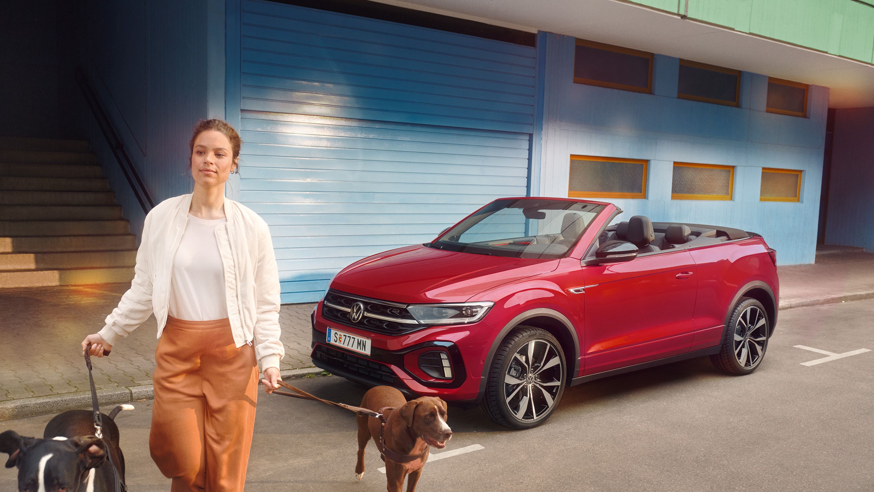 VW Touareg R-Line steht in zufahrt zu Haus