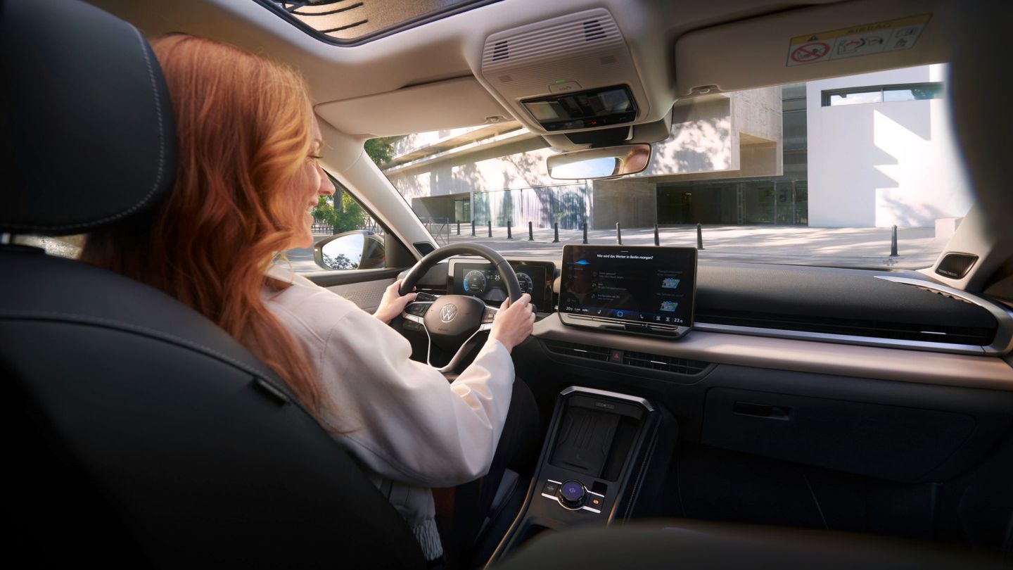 Eine Frau nutzt die Sprachsteuerung IDA im VW T-Roc Style.