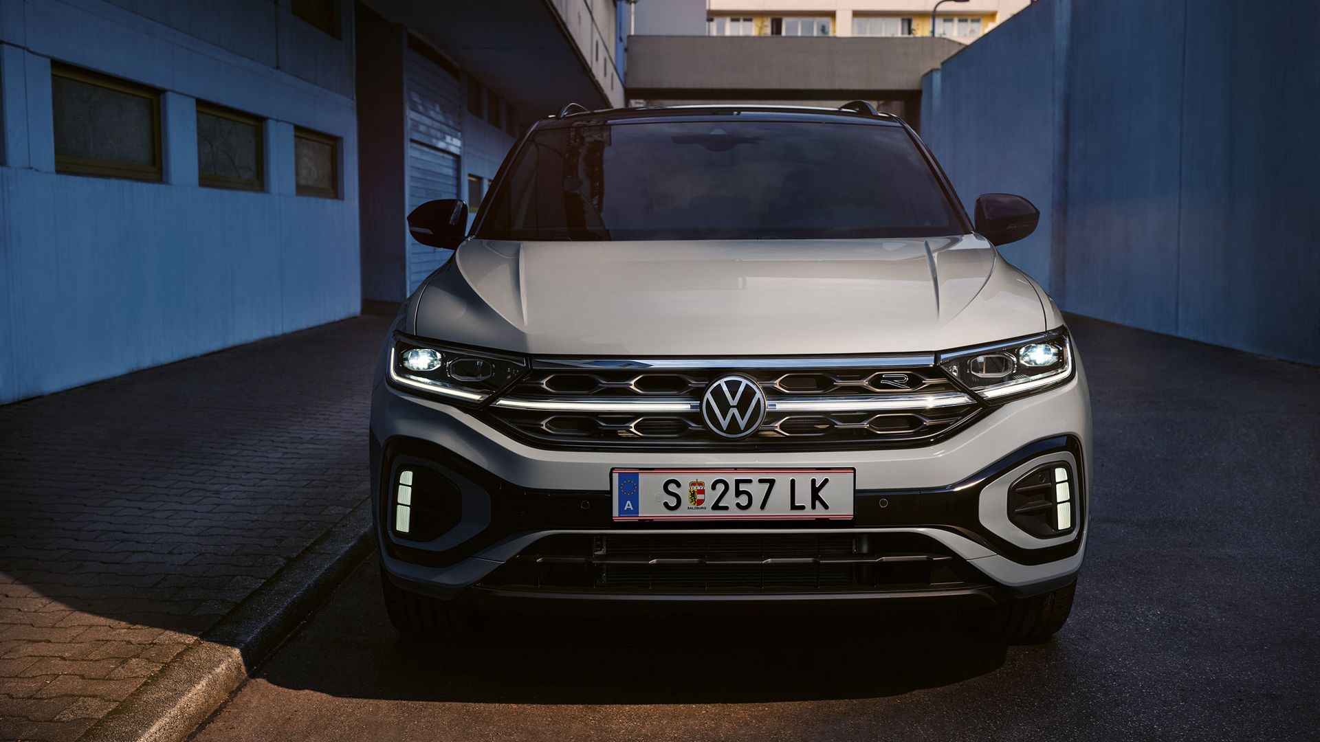 Frontansicht eines weißen VW T-Roc