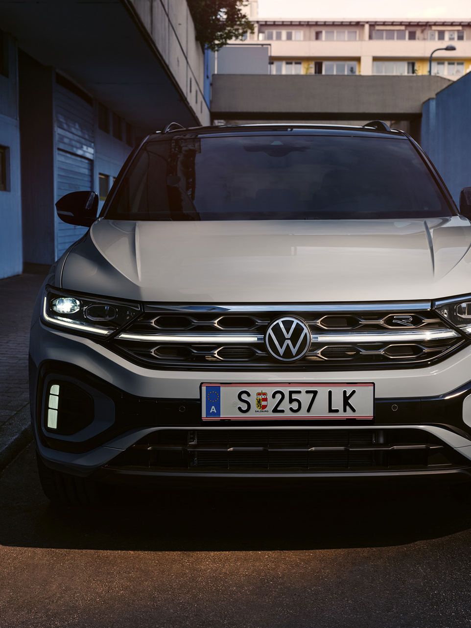 Frontansicht eines weißen VW T-Roc