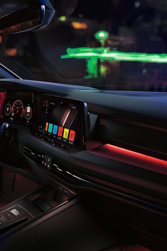 VW Golf GTI me pamjen e brendshme të kuqe