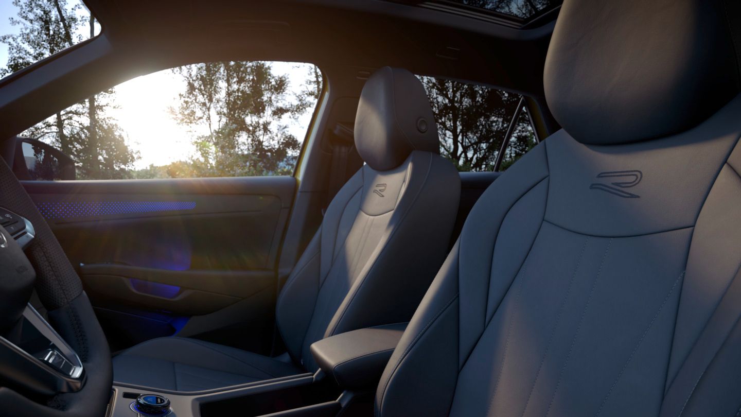 Detailansicht der Vordersitze in Leder "Varenna" eines Volkswagen T-Roc R-Line.