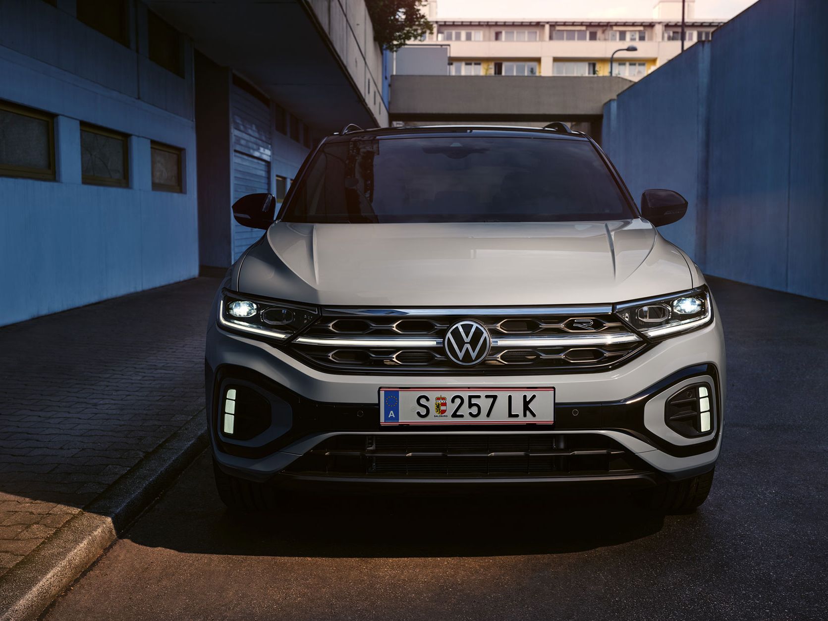 Frontansicht eines weißen VW T-Roc