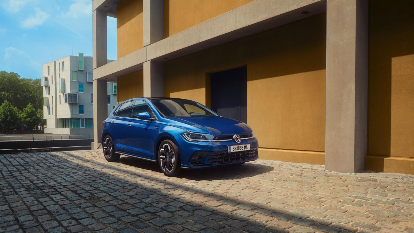  Seitliche Frontansicht des blauen VW Polo R-Line.