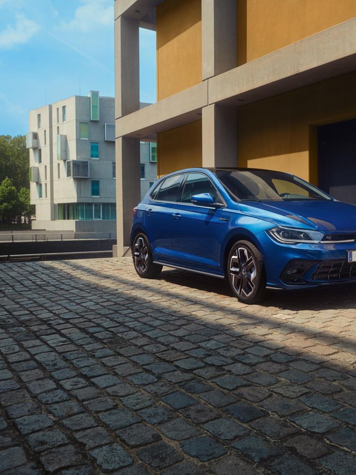  Seitliche Frontansicht des blauen VW Polo R-Line.