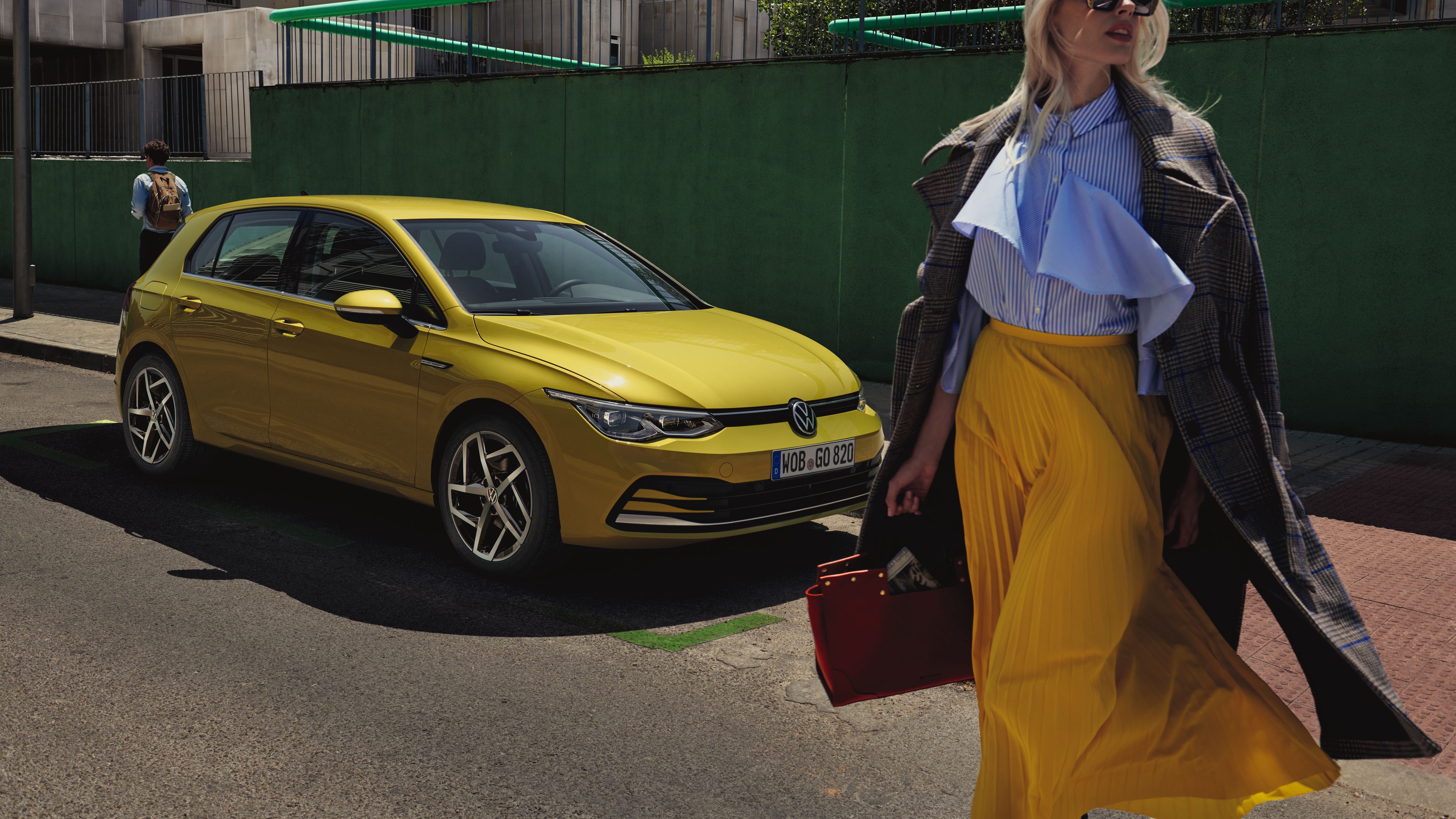 VW Golf parkuar buzë rrugës