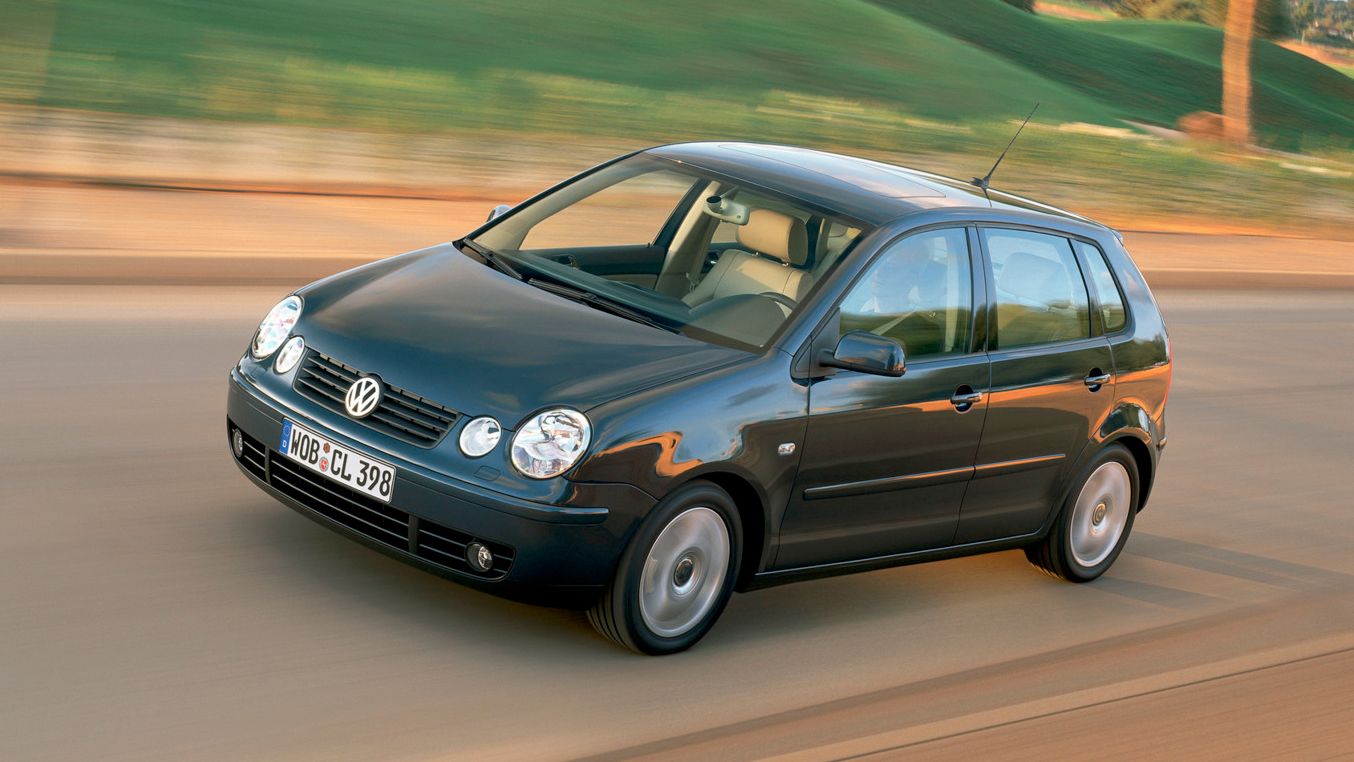 Polo vierte Generation auf der Landstraße unterwegs.